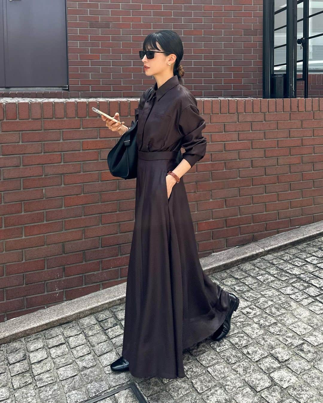 松本恵奈のインスタグラム：「こんにちは。最近の私服です♡ お友達の展示会にお邪魔する予定があったのでお気に入りのチンツワンピースを着て行きました。 この日が初おろし♡ 長袖だけどシャツ感覚で着れるのでそろそろリアルに着れるようになってきて嬉しい💓 日本の桐生で織り上げたCLANEのオリジナルの生地で、レザーっぽく見える光沢が高級感をしっかり出してくれます⚪️切り替え位置も高くてスタイルアップ効果もあるよ♡ 長く大切に着たい1枚です。  全店舗、オンラインストアで発売中なので、ぜひcheckしてみてね！ #clane #私服」