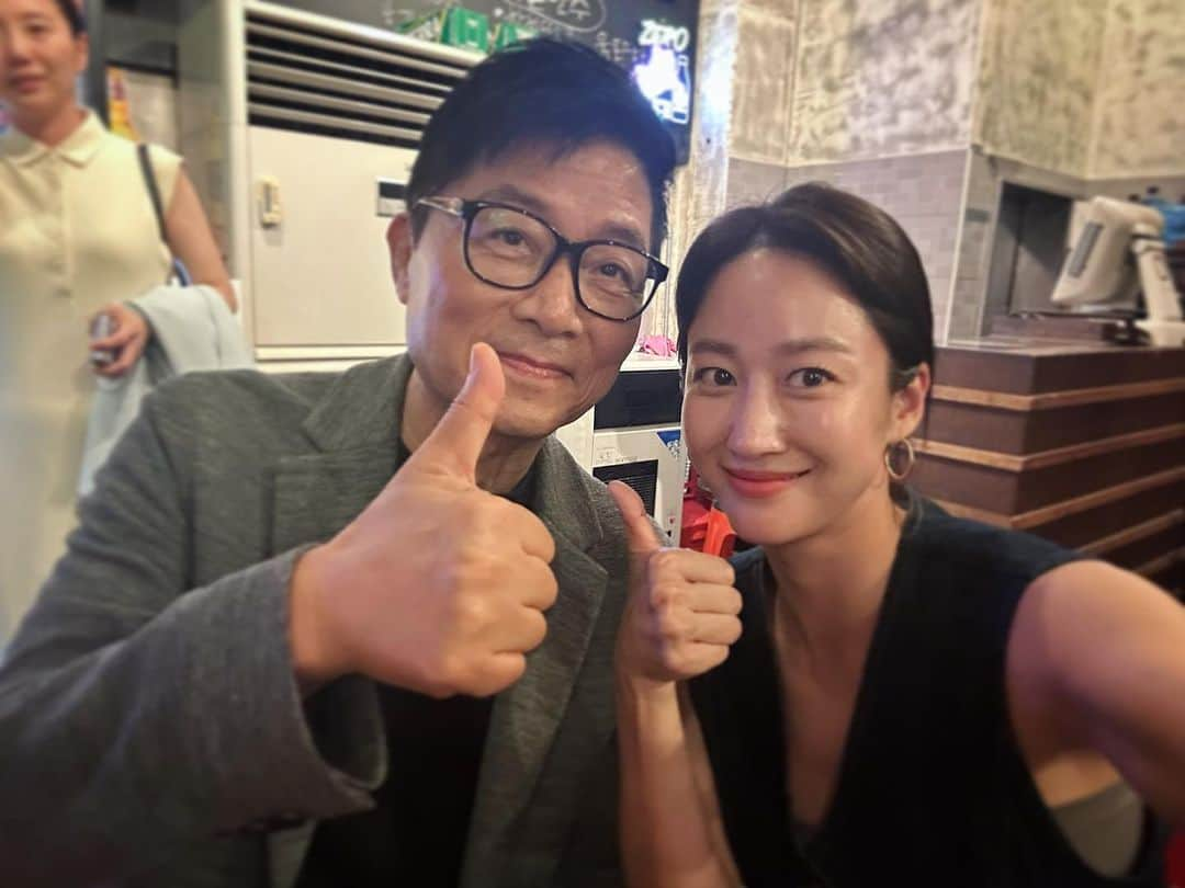 チョン・ヘビンのインスタグラム：「#1947보스톤  왕의귀환이었다👑 발끝부터 올라오는  감격과 감동 모두가 가슴졸이며 두손을 꼭모아  기도하는 마음으로 영화를 지켜봤고 수줍음 많은 관객들도 탄성과 박수를 참지 못했다  영화가 끝나니 모두의 가슴에  태극기 하나씩 깊게 새겨져있었다   대한민국 마라톤 손기정선수의 기록을  11년만에 서윤복선수가 깼 듯 강제규 감독님의 기록을 또 다시 한번  강제규 감독님이 깨부수셨다🇰🇷  #강제규감독님 #임시완배우님 #하정우배우님 #배성우배우님 외 모든 배우분들께 기립박수를 보내며  #꼭보시길추천합니다  #1947보스톤 #만세」