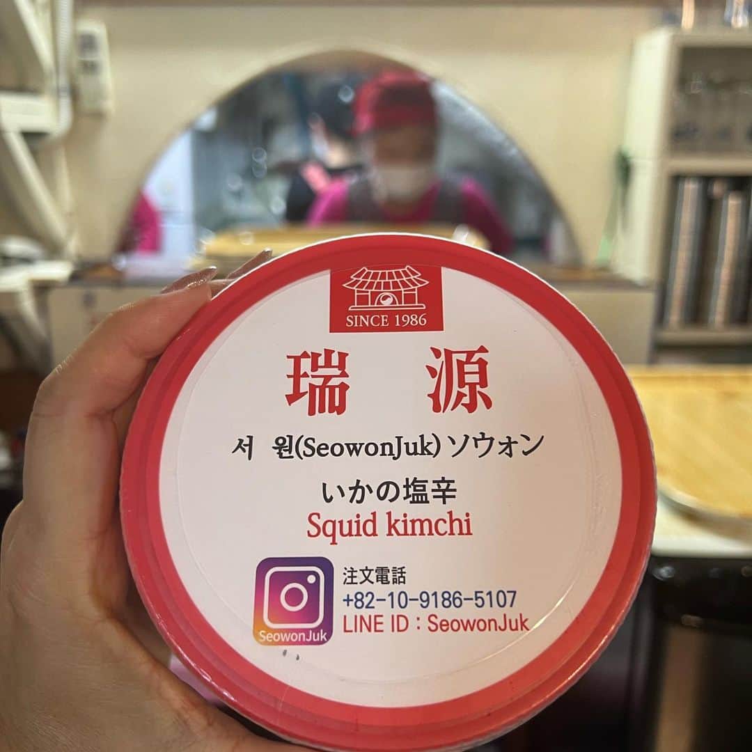 マキ・コニクソンさんのインスタグラム写真 - (マキ・コニクソンInstagram)「ソウルからおはよ！🇰🇷 韓国二日目です！滞在期間があまり長く ないから朝から行動しています。  朝食は有名なあわび粥のお店”SeowonJuk” @seowonjuk に来ました！ (8枚目)  付け合わせできたイカの塩辛が めちゃくちゃ美味しかったー！ これはお土産にします！👍🏼👍🏼 絶対に喜ばれるやつ！ (写真3,4枚目)  一番人気のアワビ粥が めちゃくちゃ美味しかった！ 私はそこにイカの塩辛を混ぜて 食べました！マシッソヨ👏🏼👏🏼  私達3姉妹大絶賛！ 昨日あみとエッコは顔のシミ取りに行って 韓国を満喫しています。私の今回の目的は ”食べる！”です。だから ランチの事やディナーの計画を立てながら ほくそ笑んでいます。ははは😁  そんなで各々が好きな事をしてるから 楽ちん！仲良し3姉妹韓国旅を 存分に楽しんでいまぁす！🇰🇷🧳  #エアソウル🇰🇷 #コニクソンの旅レポ✍🏻  #仲良し3姉妹の旅 #思い出づくり  #seowonjuk  #明洞グルメ #グルメ旅行」9月12日 11時03分 - makikonikson