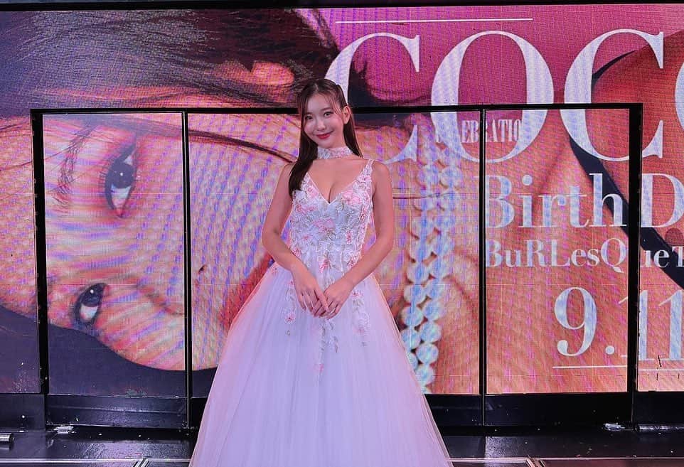 COCOのインスタグラム：「9月11日にお誕生日を迎え burlesquetokyoでbirthdayeventをさせて頂きました🥂  今年のステージはどうでしたか？ わたしは皆の温かい気持ちと笑顔に囲まれてとってもとっても幸せでした🥰 足を運んでくださった皆様ありがとうございました♡  ドレスは @dress_sugar  を着用させて頂きました👗♡」