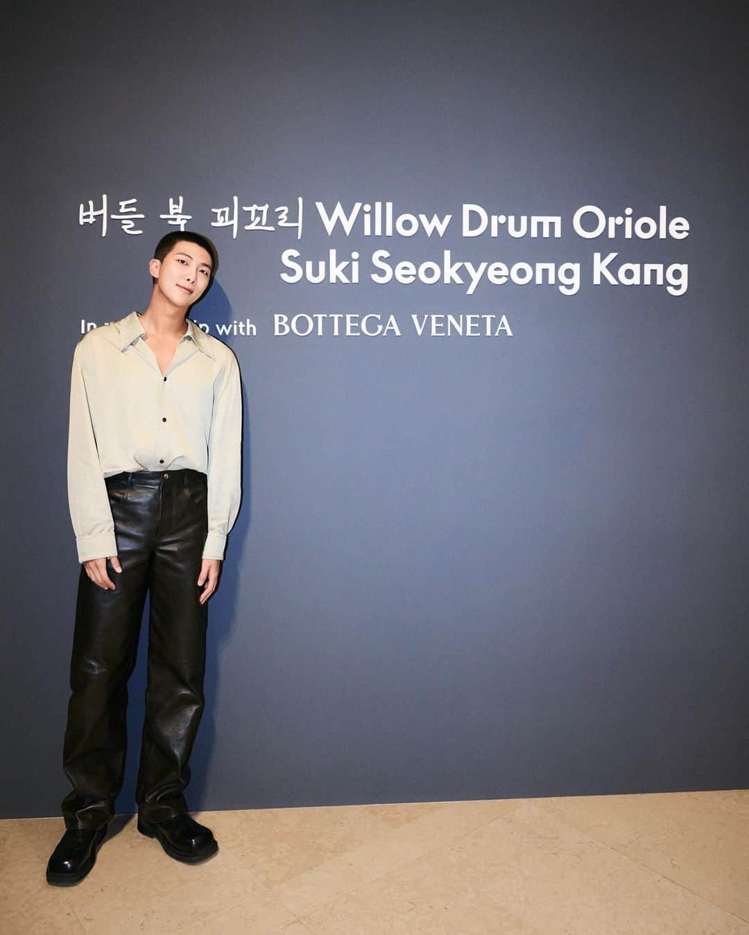 のインスタグラム：「RMが、BOTTEGA VENETAとのパートナーシップによりリウム美術館で行われた、カン・ソギョン(Suki Seokyeong Kang')展示オープニングイベントに来場。 着用していたのは、ボッテガ・ヴェネタのビスコース ツイルシャツ、レザーパンツ、ファイアーマン ブーツ。  #BTS #BTSRM #RM #bottegaveneta #ボッテガヴェネタ #sukiseokyeongkang #leeummuseum #リウム美術館 #mensfashion #メンズファッション #mensstyle」