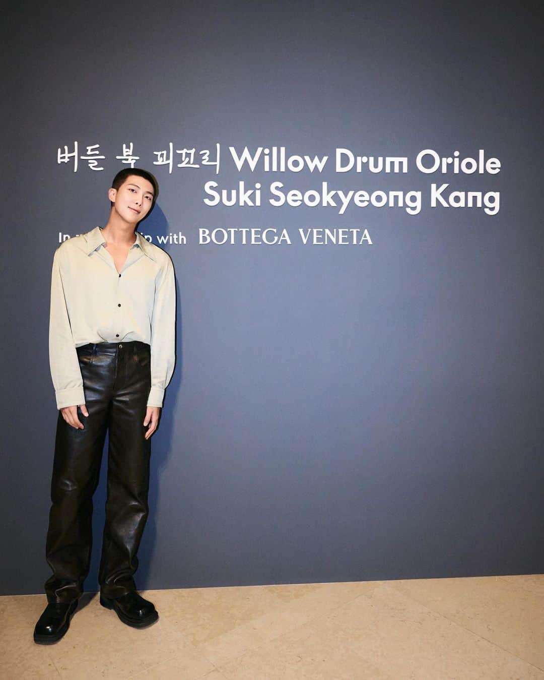 GQ JAPANさんのインスタグラム写真 - (GQ JAPANInstagram)「RMが、BOTTEGA VENETAとのパートナーシップによりリウム美術館で行われた、カン・ソギョン(Suki Seokyeong Kang')展示オープニングイベントに来場。 着用していたのは、ボッテガ・ヴェネタのビスコース ツイルシャツ、レザーパンツ、ファイアーマン ブーツ。  #BTS #BTSRM #RM #bottegaveneta #ボッテガヴェネタ #sukiseokyeongkang #leeummuseum #リウム美術館 #mensfashion #メンズファッション #mensstyle」9月12日 11時11分 - gqjapan