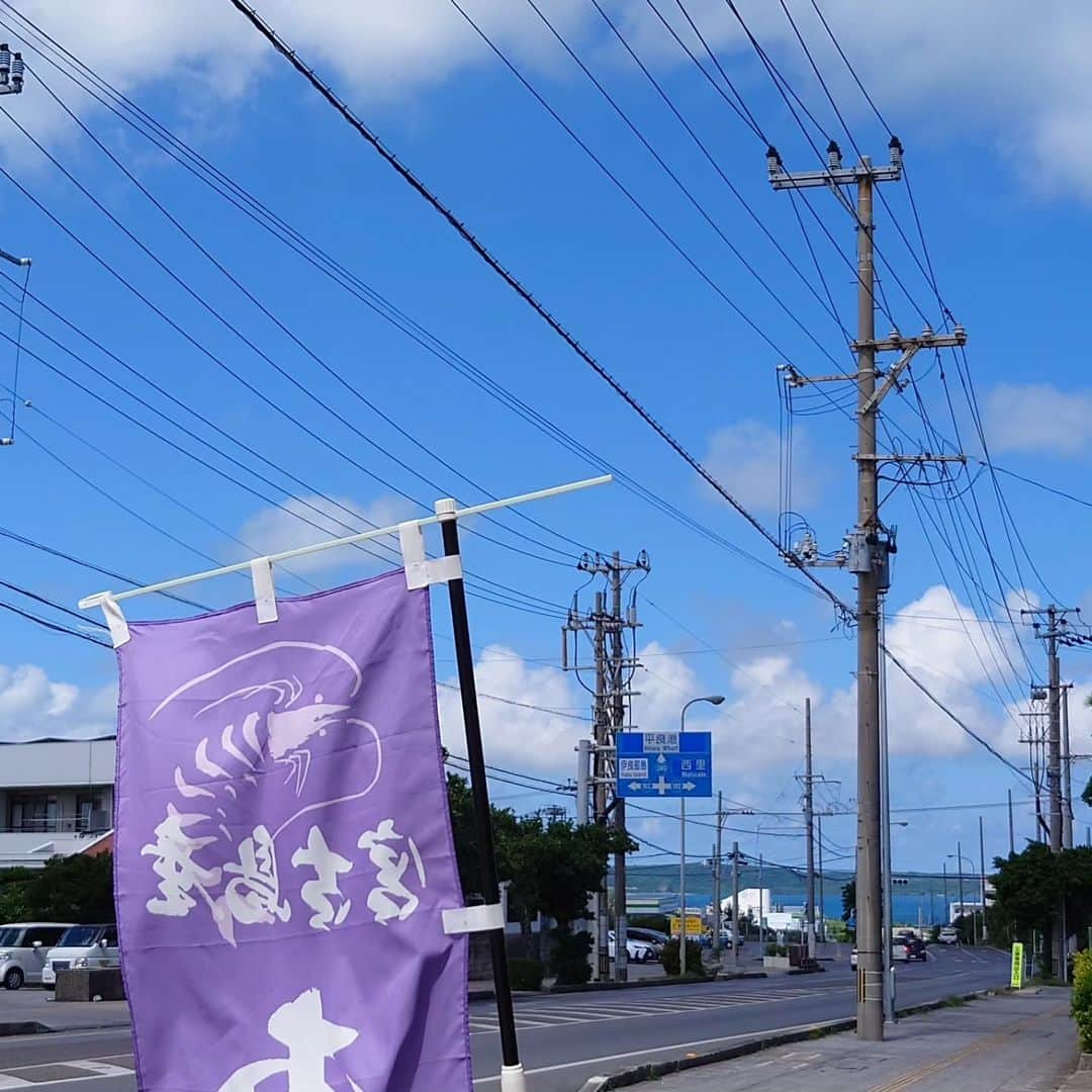 森末慎二のインスタグラム：「🦐みやーく商店です。  今日も宮古島は晴れ時々曇り気温31度、微風、今日も暑いです😅  お店は通常通りの営業です。卵とじ天丼、車海老2本乗ってフワフワ玉子です。是非ご賞味ください。 皆さんのお越しをお待ちしています。  お店電話番号  0980-79-9292 田中店長　070-8429-7387 お昼ランチはオープン11:30〜14:30ラストオーダー15:00です。夜の🏮居酒屋は17:30から21:00です。予約のお電話お待ちしています。定休日は水曜日、木曜日です。#みゃーく商店  #宮古島 #天丼 #宮古島野菜 #宮古島ランチ #宮古島グルメ #車海老 #グルクンの天ぷら #宮古島ごはん #宮古島天丼 #宮古島海老天丼 #沖縄天丼 #海老天丼 #海老 #島食材 #沖縄宮古島 #沖縄 #パパイアの天ぷら   #車海老天丼  #okinawa #居酒屋#miyakojima #森末慎二 #morisue shinji #TUBE #前田亘輝 #BEGIN  #サザンオールスターズ  #松田弘」