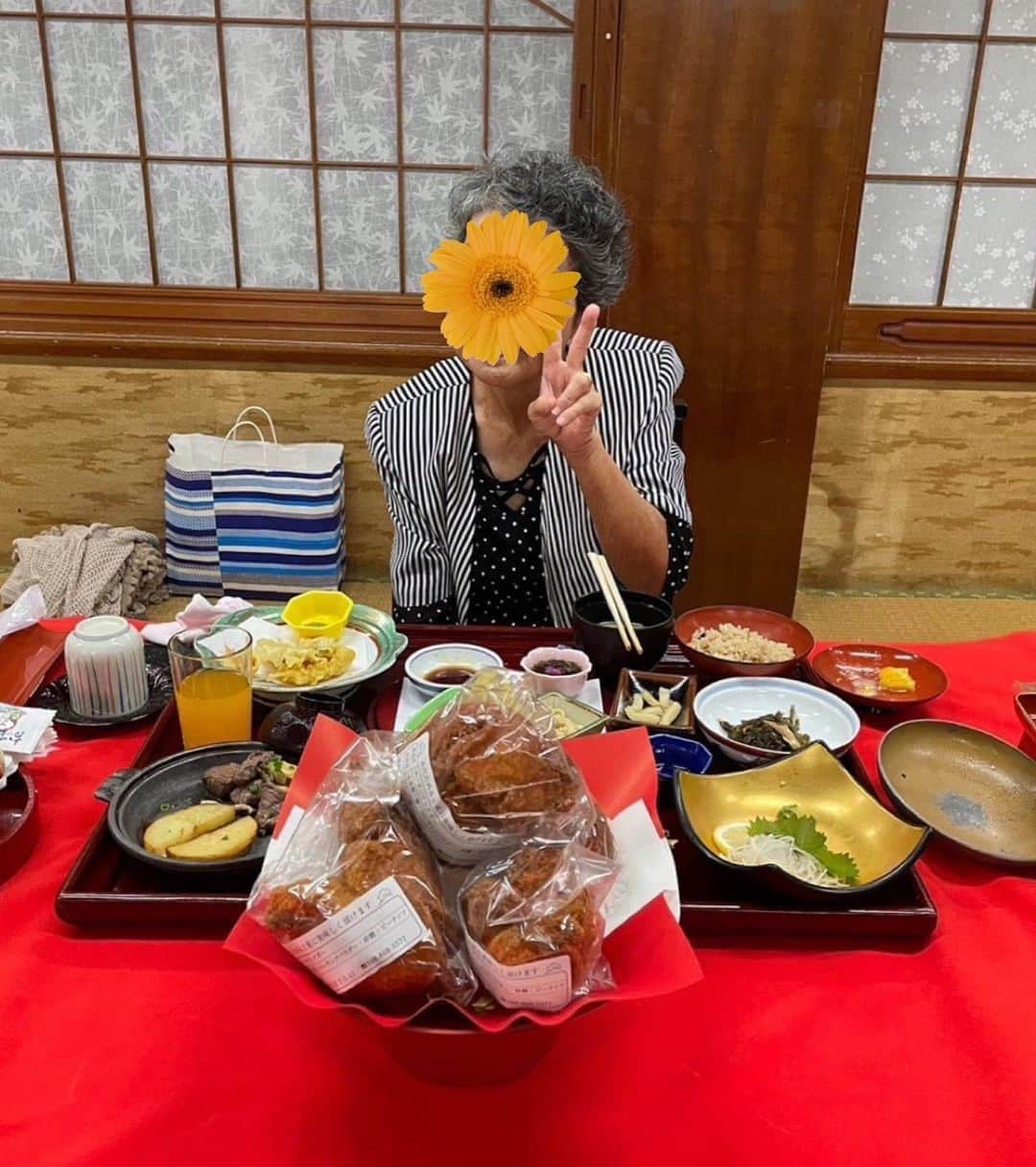 友稀サナさんのインスタグラム写真 - (友稀サナInstagram)「ひぃばぁばの傘寿祝いは「料亭 那覇」で🥂 . 一部屋ずつ宴会用のお部屋になってる料亭で、舞台もカラオケもあるから大人数での集まりにはもってこいの場🍽️🙌 . 親族の集合写真、画像サイズ横長だったからインスタ載せるには左右のみなさんが見切れちゃう上ほぼモザイクだけど🤣自分のアカウントの記録&記念的に載せさせてけろ📷 . 全員どこかしらで血が繋がってて、こうしてみんなが集まるって凄い事だよねぇ。 ひぃばぁば嬉しいねぇ…🥲✨しみじみ。。 . たまには映像も📷 舞踊に合わせて指ピーピーしてる楽しそうな息子と母🐒🐒 . . . #沖縄#沖縄旅行#お祝い#傘寿 #沖縄好きな人と繋がりたい  #親族集合#家族旅行#家族写真  #okinawa#trip#okinawatrip  #3歳男の子#2歳女の子 #年子#年子兄妹#2児ママ  #ママリ#ママライフ #料亭#那覇#料亭那覇#琉球舞踊 #舞踊#カチャーシー#イーヤーサーサー」9月12日 11時19分 - sana0810yuuki