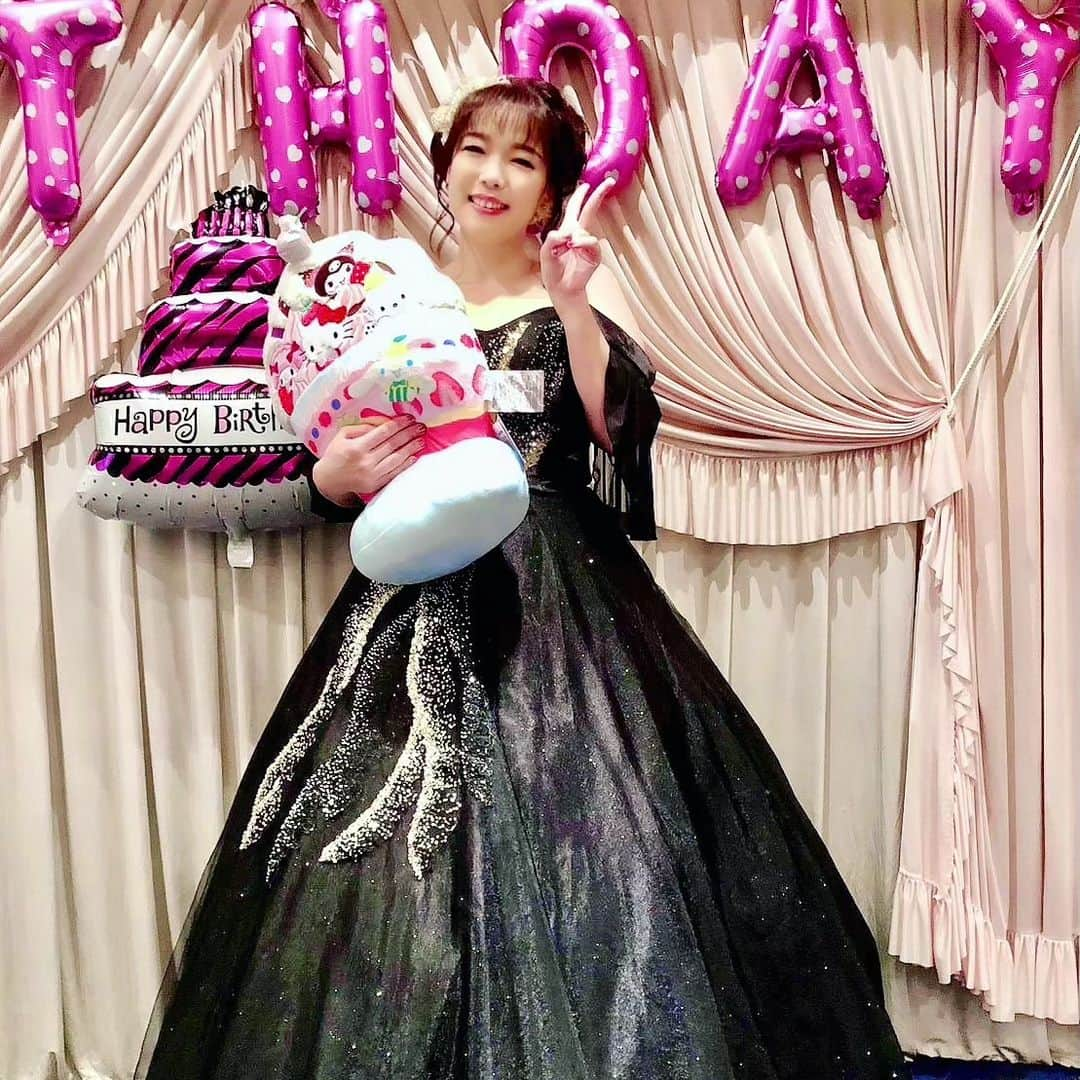 花咲ゆき美のインスタグラム：「9月10日(日)は、私の42才ちゃい(笑)の バースデーイベントでした🎂 たくさんの方にお祝いしていただき、幸せな時間を過ごせました😌 ご来場くださいました皆様、本当にありがとうございました❤️  そして、司会をしてくれた #小林奈々絵ちゃん マジシャンの #尾又さん 急なお願いだったのに引き受けてくださり 本当にありがとうございました😊 そして、お疲れ様でした💓  皆さんの愛に包まれたイベントとなり 感謝しております😭  最後に、今回やむを得ず参加出来なかった皆様、 次回お会い出来ますことを楽しみにしております😊  #花咲ゆき美」