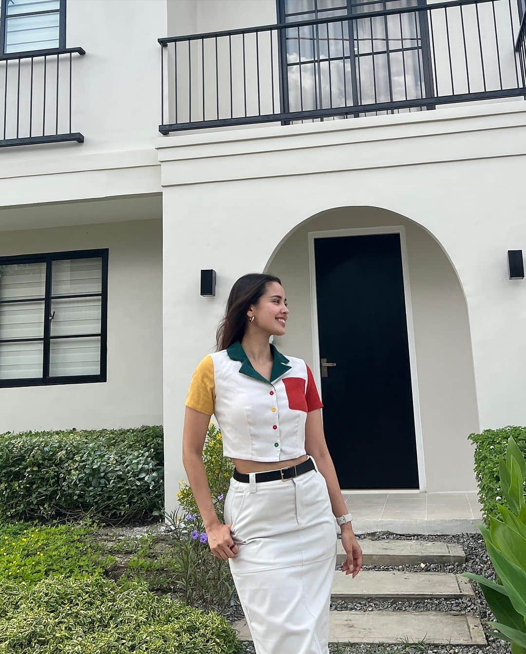 ミーガン・ヤングのインスタグラム：「I finally got to visit Santevi by Ovialand and the Estate and the Manor Luxe House Models really caught my eye 💚 I love the minimalist take to the exterior and it’s exciting to visualize how future homeowners will decorate their interiors according to their style. With Ovialand’s HousEasy, you can move into your dream home in as fast as 3-6 months. To learn more about their properties and about your future home, you may schedule your visit through their website https://ovialand.com  #Ovialand #HousEasy #QuickTurnover #InstantHomes #InstantFinancing #PremierFamilyLiving」