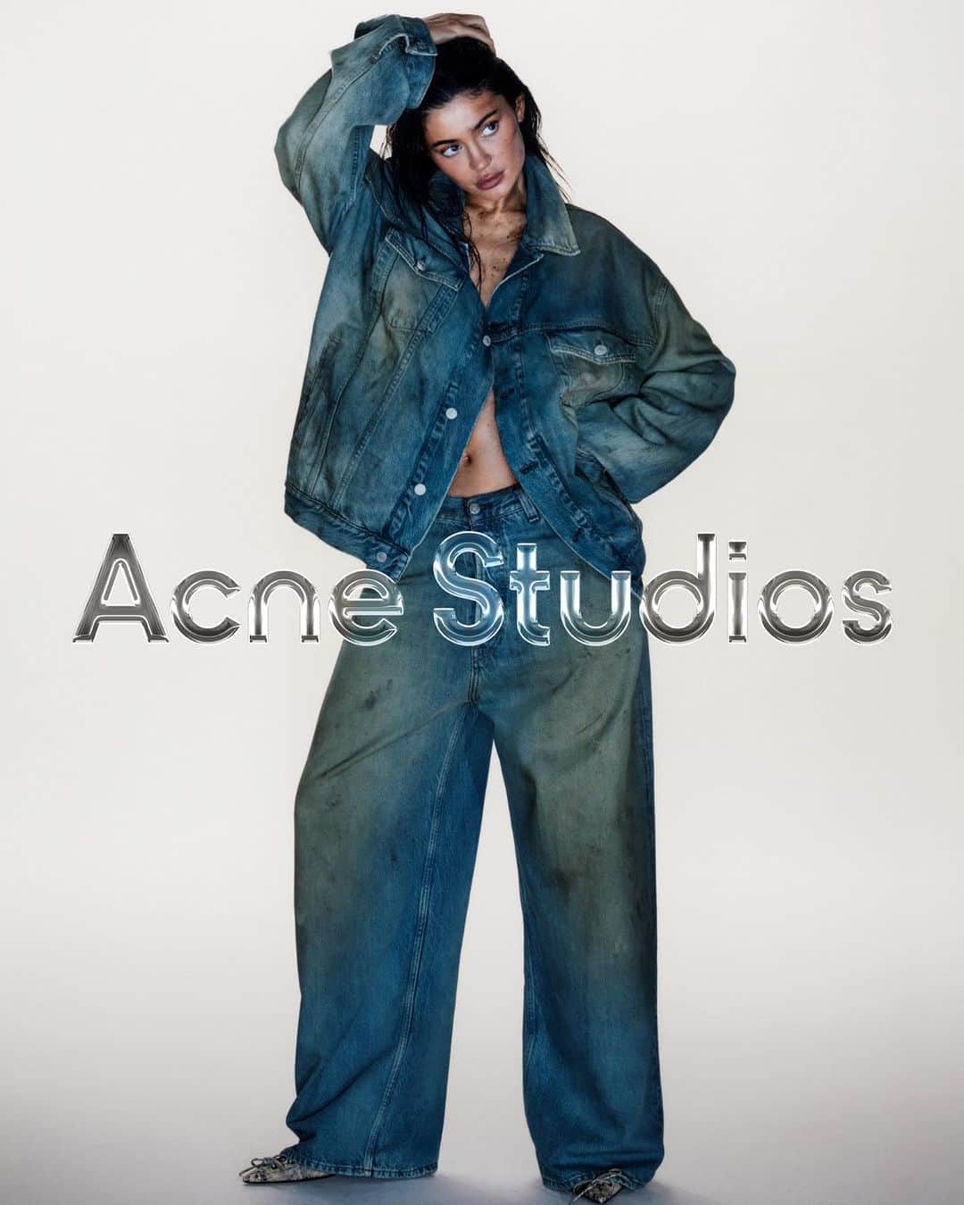 I.T IS INSPIRATIONのインスタグラム：「@KylieJenner as the fresh face of Acne Studios.   Dive into the latest denim collection. Available now in-store and online at ITeSHOP.   Photographer: @CarlijnJacobs Stylist: @Leopolda.Duchemin Talent’s stylists: @RoseGrandquist and @Makkaroo Hair: @JesusHair  Make-Up: @MakeupByAriel and @Masae__Ito  Set Design: @DavidJamesWhite_ Nails: @NailsByZola  #ITHK #ITeSHOP #AcneStudios #FW23 #womenswear #denim」
