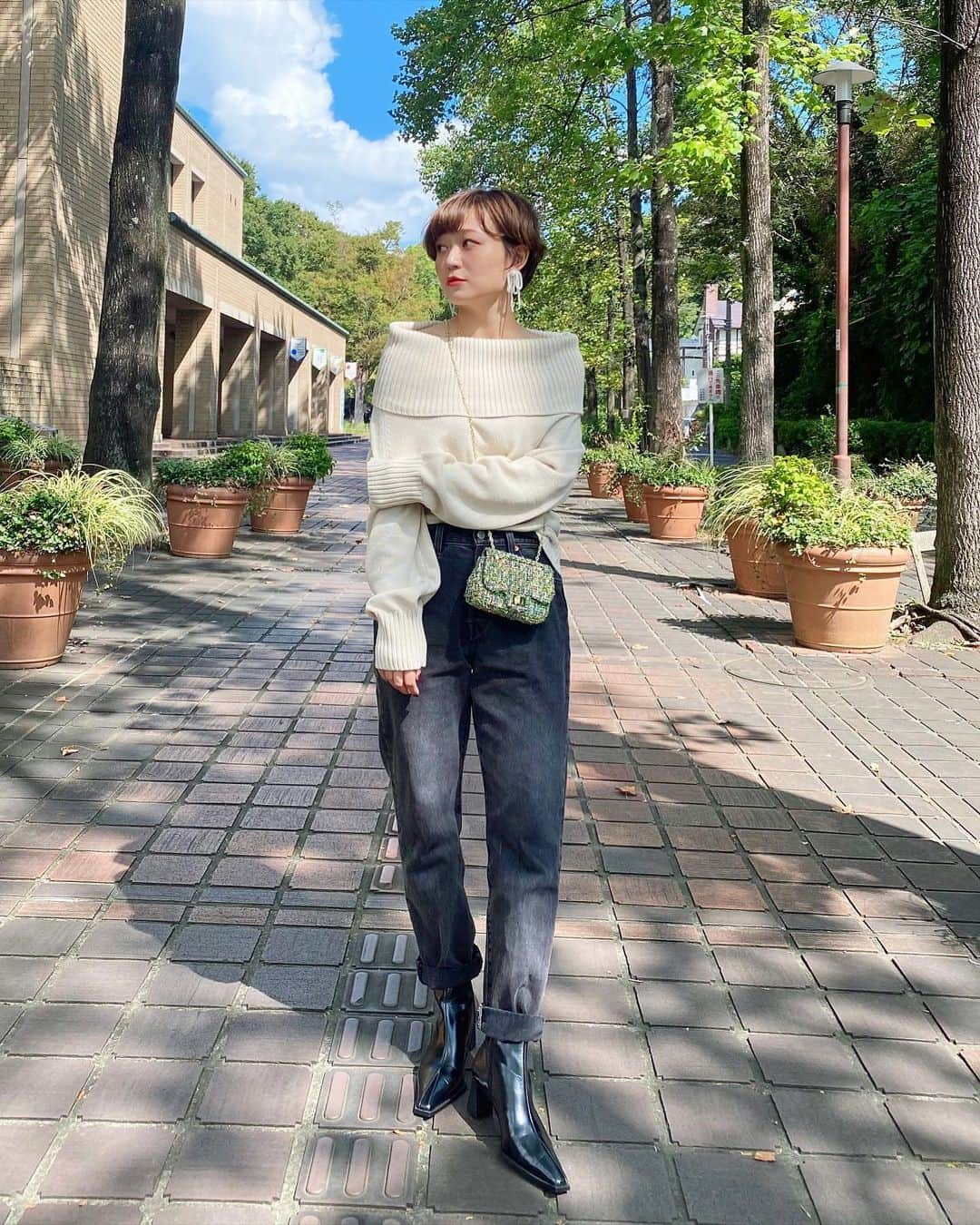 yukichi_yukiのインスタグラム：「大人オフショルニット🧶  こんなに秋服が着たいのに、 こんなに暑いなんて…  knit: @spickandspan_jp #spickandspan   #ニットコーデ#秋コーデ#秋服#デニムコーデ#ショートヘアコーデ#オフショル#ショートブーツ#ブーツコーデ#シンプルコーデ#きれいめカジュアル#大人カジュアル  #ゆきちゆき #ゆきちふく」