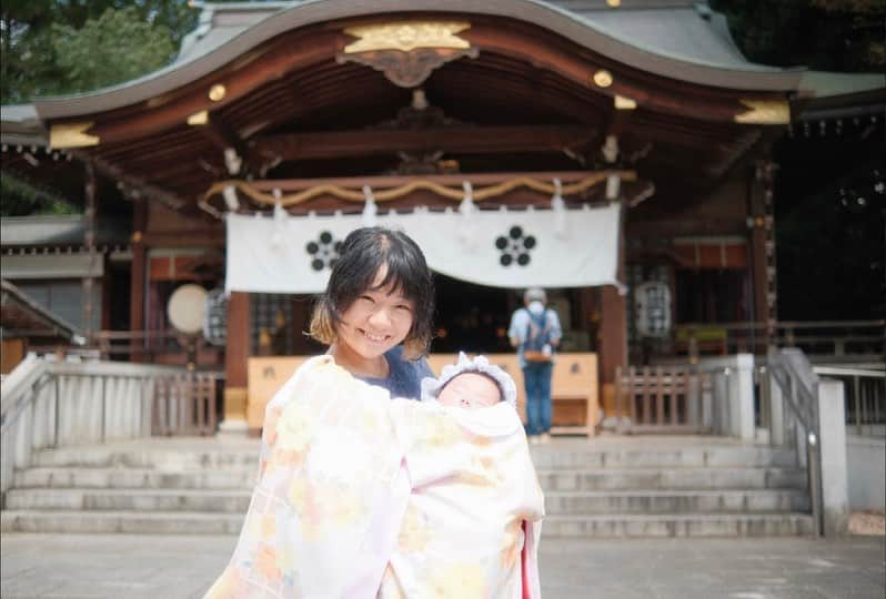 相馬有紀実のインスタグラム：「一昨日はお宮参りへ⛩️ ちょっと早いけど一緒にお食い始めも🥢✨  お宮参りいっちゃん爆睡（笑）💤  最近は１時間が10分くらいに感じられるほどあっという間に時が流れている感覚です⏰  いっちゃん産んでまだ数ヶ月しかたってないのにもう何年も一緒にいる気がする👩‍🍼  あの出産からあとちょっとで90日になるのか‼️  いつか余裕ができたら出産エピソード書きたいな🥰  最近はよく声だすようになって、絵本読むとニコニコするので、嬉しくなって、アドリブたくさん、歌までオリジナルで歌いながらの絵本の読み聞かせをしたりします（笑）✨もはやその絵本たちでオリジナルストーリーができてる📕  友達からはすっかりお母さんだねーと言われながらも、本当に産んだの⁉️と言われるくらい前と変わってないようです🤣ははは‼️(体型は変わった🧟)  なんとなく自分を知ることをしてたせいか、何で自分が辛くなったりするか産前からイメージしていたので、産後は今のところメンタル崩れることなくいれてます😌これは本当に周りの方々のおかげだ💛感謝しねばだ🙏  来月からは仕事復帰の月‼️ 体力よ、我のもとにやってきておくれ（笑）😎  #育児あるある #お宮参り #お食い始め #お祝膳 #俳優母ちゃん #actresslife」