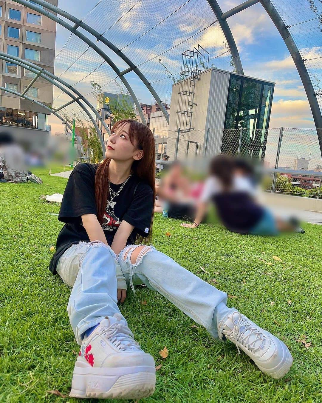 宮坂杏さんのインスタグラム写真 - (宮坂杏Instagram)「宮下パーク！インスタでよく見るとこ〜〜〜！ で写真撮った🥹 . . . #宮下パーク #青空フォト #渋谷 #ストリート系女子 #ストリートファッション #アームカバー #ジーンズ #ジーンズストリート #ジーンズリメイク #デニムコーデ #デニム #デニムリメイク #ダメージデニム #スニーカー #スニーカー倶楽部 #赤ネイル #lilysicecream_okinawa #filashoes #atmos #atmostokyo #denim #jeans #streetphotography #女の子 #japanesegirl」9月12日 22時23分 - miyacii.kaeru