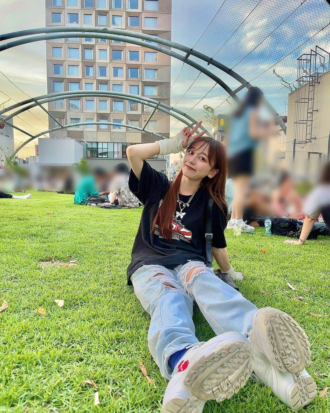 宮坂杏さんのインスタグラム写真 - (宮坂杏Instagram)「宮下パーク！インスタでよく見るとこ〜〜〜！ で写真撮った🥹 . . . #宮下パーク #青空フォト #渋谷 #ストリート系女子 #ストリートファッション #アームカバー #ジーンズ #ジーンズストリート #ジーンズリメイク #デニムコーデ #デニム #デニムリメイク #ダメージデニム #スニーカー #スニーカー倶楽部 #赤ネイル #lilysicecream_okinawa #filashoes #atmos #atmostokyo #denim #jeans #streetphotography #女の子 #japanesegirl」9月12日 22時23分 - miyacii.kaeru