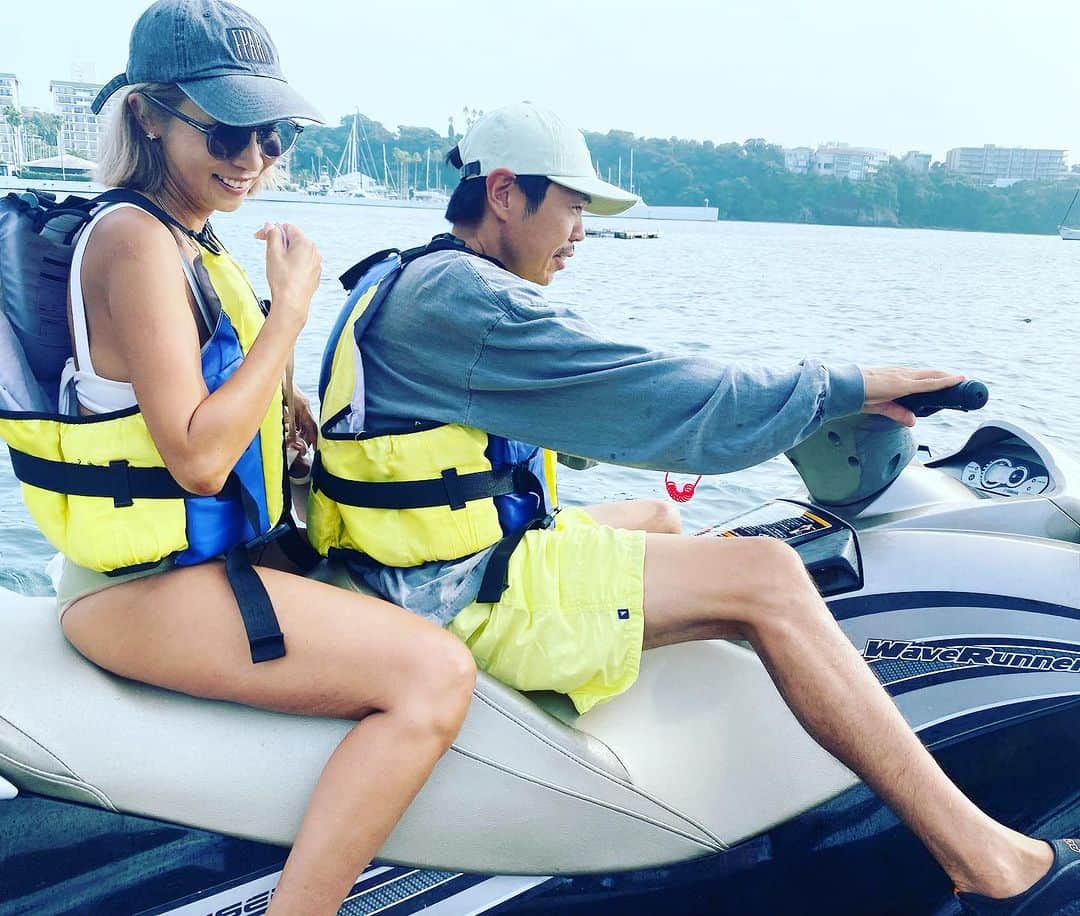 YOPPYのインスタグラム：「. いつも遊んでくれてありがとう  てっちゃんとみきてぃーと居ると 優しくしてもらいすぎて 大丈夫かな お返しできないって思う程 たくさんもらっている  2人みたいな夫婦 最強だと思う  今年の夏も遊んでくれて ありがとう  2人はパワースポット  あれれれ？テツパパの膝からしたら長くない？？？すっご！ と思った」