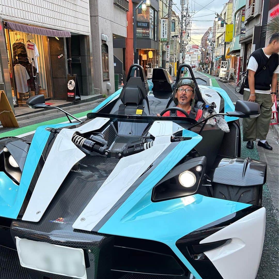 なべやかんさんのインスタグラム写真 - (なべやかんInstagram)「下北沢で久々に櫻井さんに遭遇。 相変わらず凄い車に乗ってる！ 車で遊べる人って良いなー。 怪獣買わなければ自分も車で遊べたかもしれない。 でも怪獣を選んでしまったから仕方がないね。  #下北沢 #車 #趣味」9月12日 22時23分 - yakan_nabe