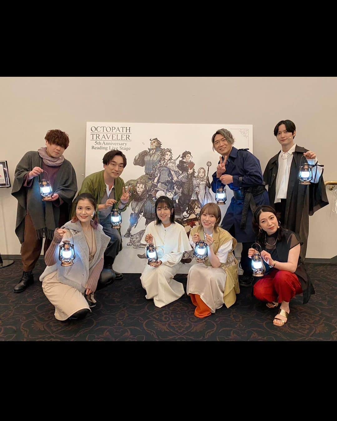 茅野愛衣のインスタグラム：「『OCTOPATH TRAVELER ~5th Anniversary Reading Live Stage~』 ありがとうございました！🙌 お客さんのオクトラ愛をひしひしと感じられて、とても良い時間を過ごす事が出来ました☺️  この集合写真とーってもお気に入りなのですが、本番前の時間がない中で撮ろうとしていたら、何故か松岡くんは写真に入らずその様子を見つめていて…みんなではやくはやくー！と招き入れ、無事に撮れた写真です。 なんだかテリオンっぽくて役とリンクしてるな〜と思った一幕でした。笑 ボケてるけど、その様子が伝わるので載せちゃいますね🤣  そして桑島さんからの差し入れマンゴージュースのお写真も！ とろぷる食感とスッキリした甘さで美味…！ これのお陰で元気に夜公演まで乗り切れたと言っても過言ではない！！ 法子さんに感謝です✨（茅）」