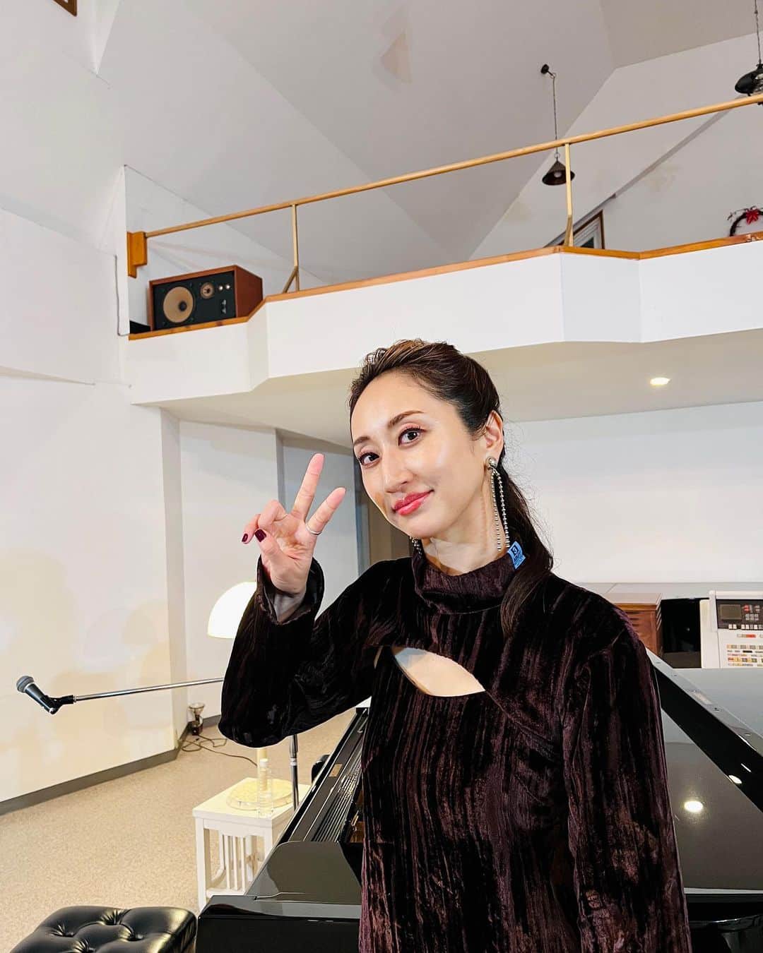 Ms.OOJAのインスタグラム：「道内ツアー4カ所目！折り返しは 旭川の島田音楽堂！！  みんな迷わず来れたかな？？入った瞬間に異世界が広がる、素敵な空間で 歌とピアノの響きが素晴らしく、みんなの拍手も響き渡ってたね👏  ちょっと離れてるけど、来る価値がある場所ですね、また来たい。 オーナーの島田夫妻も素敵な方でした☺️  ピアノにサインを書いたのは井上薫です✌️  次は釧路！  #msooja #道内ツアー　#旭川　#島田音楽堂」