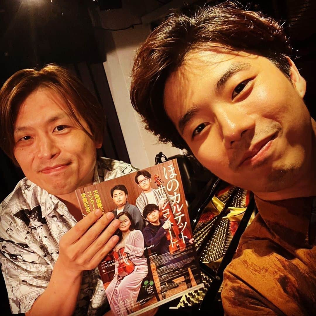 ただすけのインスタグラム：「「木林」無事終了☺️ 今日も楽しかった✨ ライブで告知忘れちゃいましたが、次回は11/30です。 また良かったらこれに懲りず遊びに来て下さいねー‼️ 持ってるチラシは、しゅうが君の明日の世界第二位カルテットのコンサートのですが…😎」