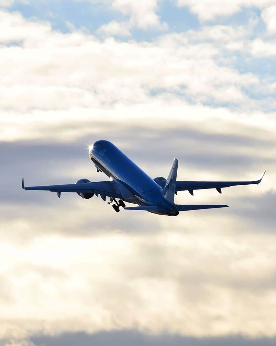 のインスタグラム：「Channeling our inner Randy Crawford: 'One day I'll fly away' ✈️🎶  📸: @abbie_g_photographer   #KLM #RoyalDutchAirlines #RandyCrawford #SongOfTheDay」