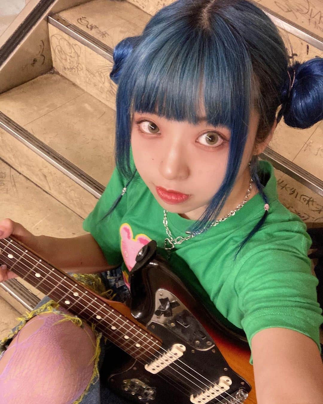 甘楽のインスタグラム：「ライブをした。楽屋にいる写真です。ギターを持っています。  #selfie #singersongwriter」