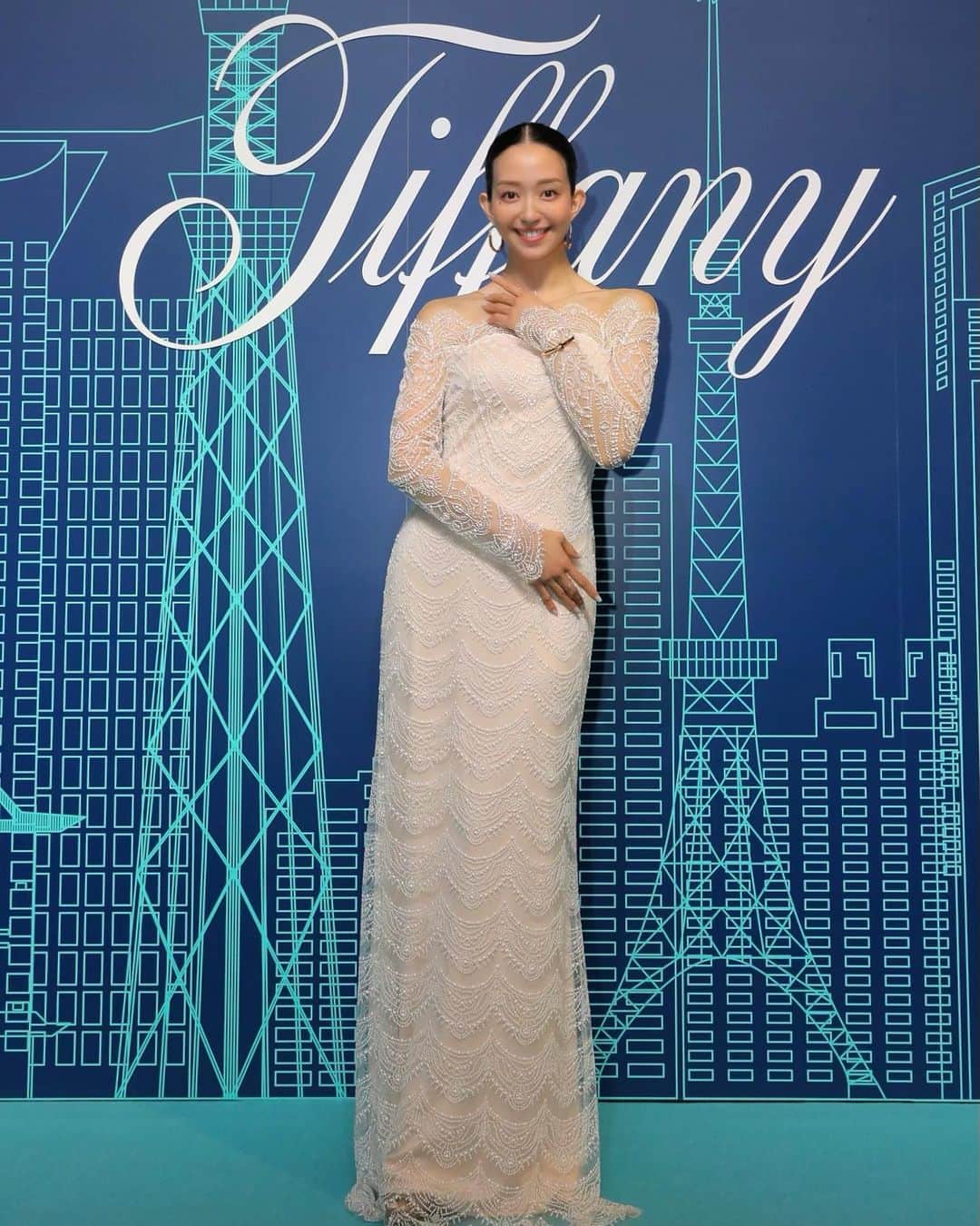 松島花のインスタグラム：「: @tiffanyandco 表参道のオープニング レセプションに行ってきました💎✨ : ついに🥹表参道に待望のティファニーが👏🏻　 店内散りばめられたフローラルデザインや💠 ステンドグラスに着想を得たというアーチ状の 天井デザインがモダンでラグジュアリーなムードを 演出💠ティファニーのジュエリーを一層輝かせる 世界観になっていました💍✨ ゆっくりお買い物に行きたいな〜😊 : #Tiffanyandco  #TiffanyOmotesando  #TiffanyPartner」