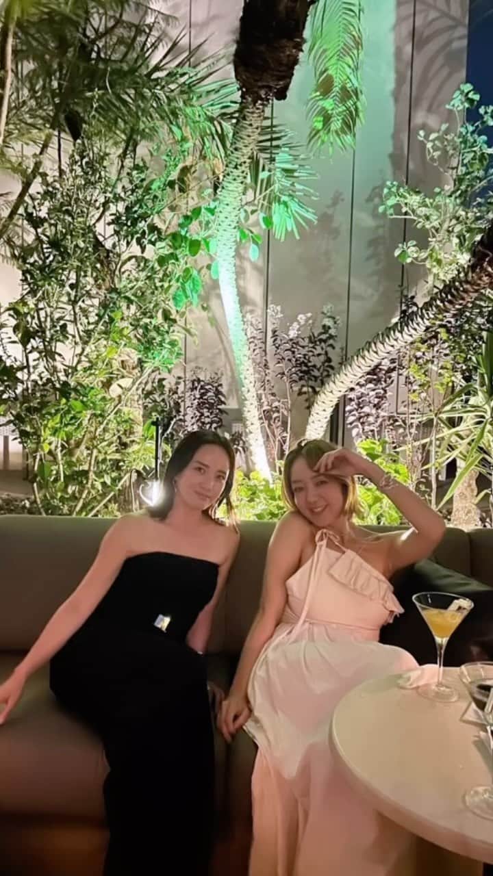 秋定麻紀子のインスタグラム：「@lilylilylilycom さんとの夜は まるで本の中の物語のような時間だった。  「オトナ」 何歳なったらオトナなんだろ？ オトナのオンナって、結局はオンナであって 「オトナ」って、また別の意味をもっていると思う。  「オトナ」 今がたまらなく楽しい人生だよねって たまらなくキュートな笑顔で話し合える。  仕事と子育て。そして恋愛と息抜き。 全てがバランス良く成立している事が理想。 どれもこれもパワーバランスはあるけど どれも決して欠けてはいけない。  「自然なオトナ」 「気づけば、いい目をしているオンナ」  内から溢れる魅力。 自然に溢れるようなオンナ。  「オトナのオンナ」 ギラギラしたオトナのオンナを演じるのも、目指すのも自分は不向き。 光輝きたいと憧れを抱くことはあったけど、それも正直しんどい。  ただ、いつもくしゃくしゃに笑って過ごしたい。 くしゃくしゃになってできたシワも劣化じゃない。 それが私であり、私というオンナである。  まだまだオトナのオンナになれていない。 いつなれるのかは分からないけど なるために生きている事がたまらなく楽しい。  人生サイコー。 だからこそ健康に過ごしたい。  Thank you for the wonderful time. @tomoyakakei  @aoyamagrand」