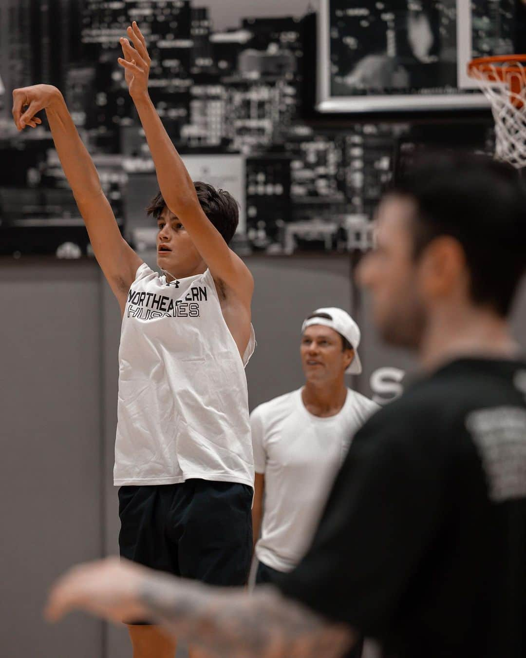 トム・ブレイディさんのインスタグラム写真 - (トム・ブレイディInstagram)「Thanks for having us @cbrickley603. I’m gonna need a few more sessions to be able to keep up with this kid soon 😂🏀」9月12日 22時28分 - tombrady