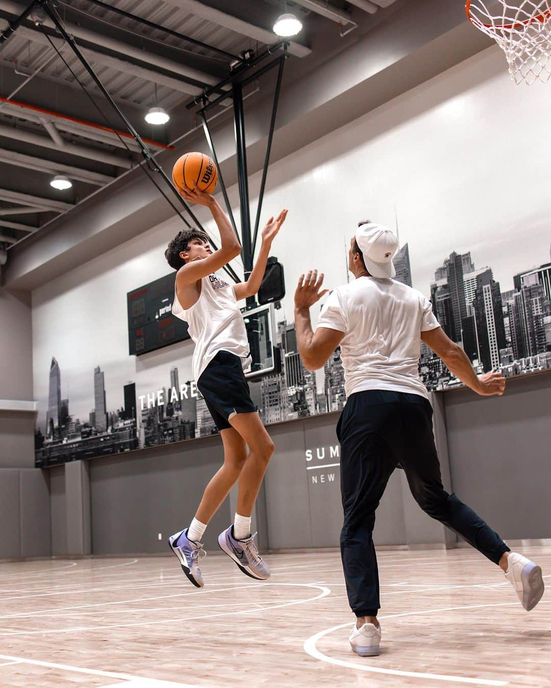 トム・ブレイディさんのインスタグラム写真 - (トム・ブレイディInstagram)「Thanks for having us @cbrickley603. I’m gonna need a few more sessions to be able to keep up with this kid soon 😂🏀」9月12日 22時28分 - tombrady