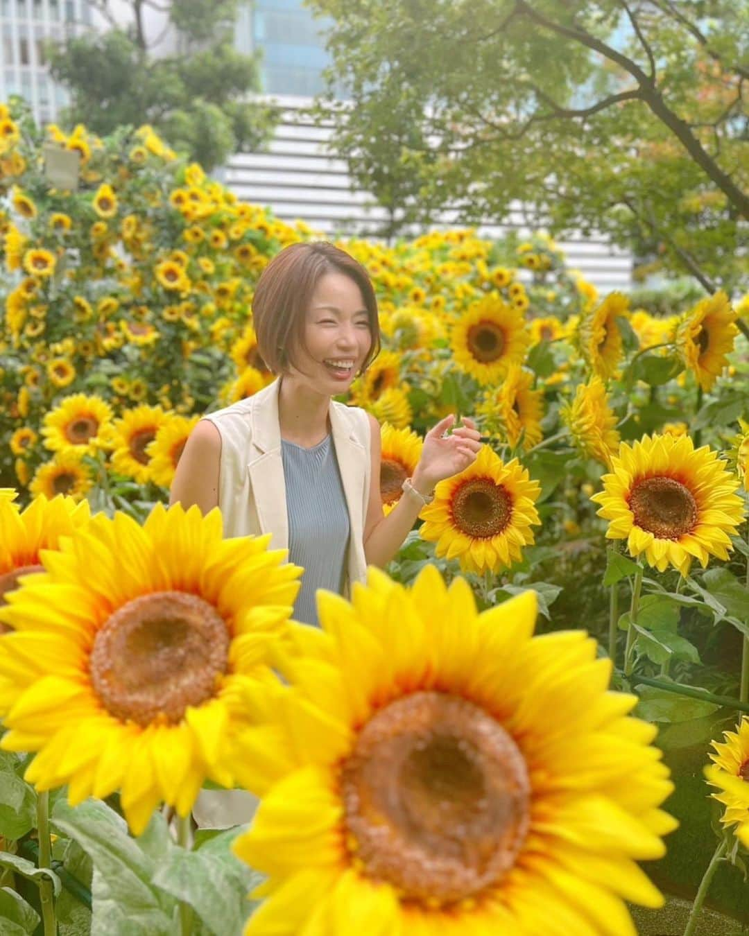 かすみりささんのインスタグラム写真 - (かすみりさInstagram)「🐰💕 ． 夏の思い出🩵🤍 ． キラキラひまわりに負けないように、りさぴょん満面の笑みをお届け😄😆🌻 ． #ひまわり #笑顔満開 #喜色満面 #夏の思い出 #sunflower #bigsmile #love #smile #happy #peace #🌻 #💛」9月12日 20時54分 - risa_kasumi