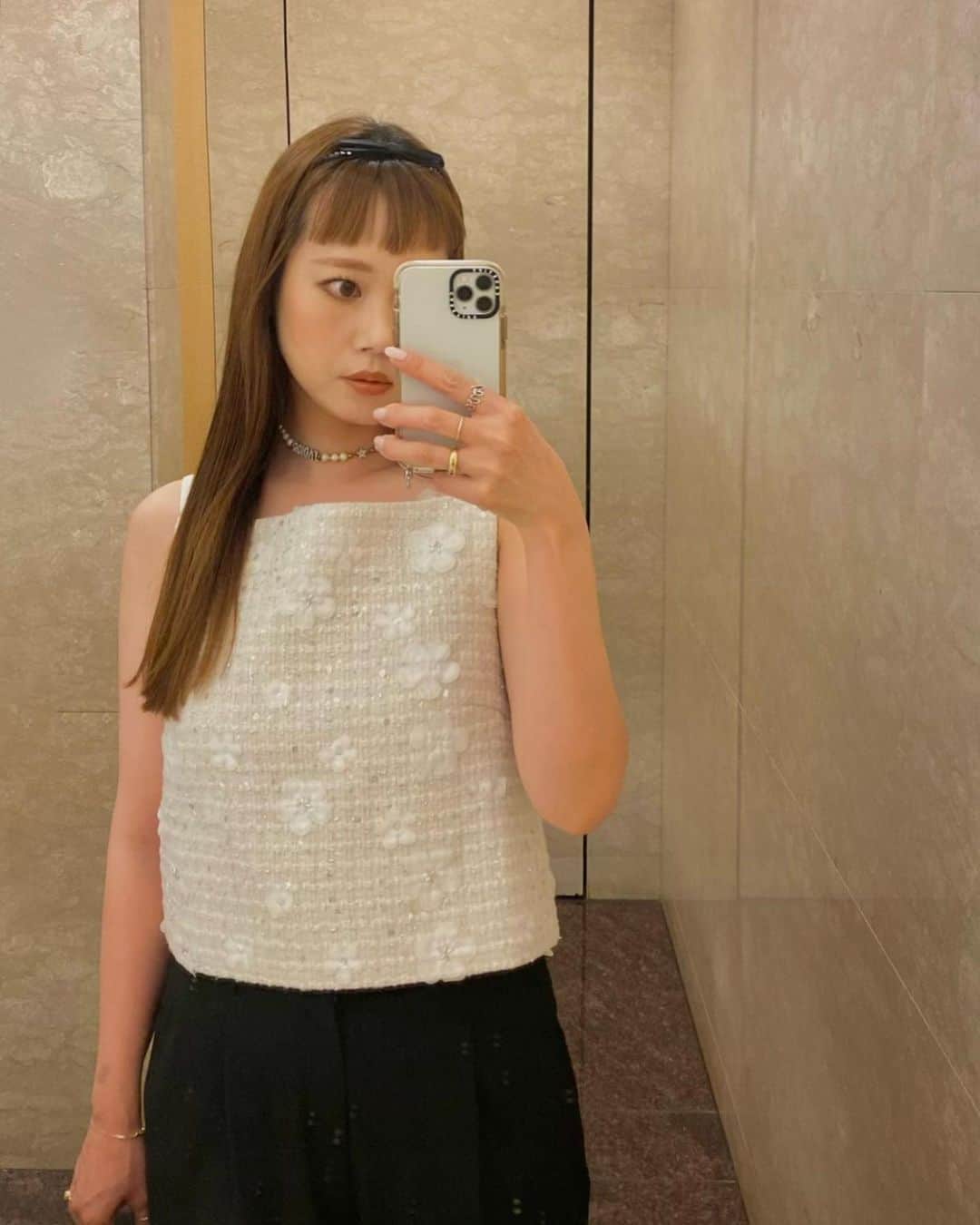 濱内奈々子のインスタグラム：「#nanakoootd お花もキラキラもついてるソサエティの新作tops♡  写真だとあんまり伝わらないかもだけど🥲実物すごく可愛いの💕セットアップのスカートもあります🫶」