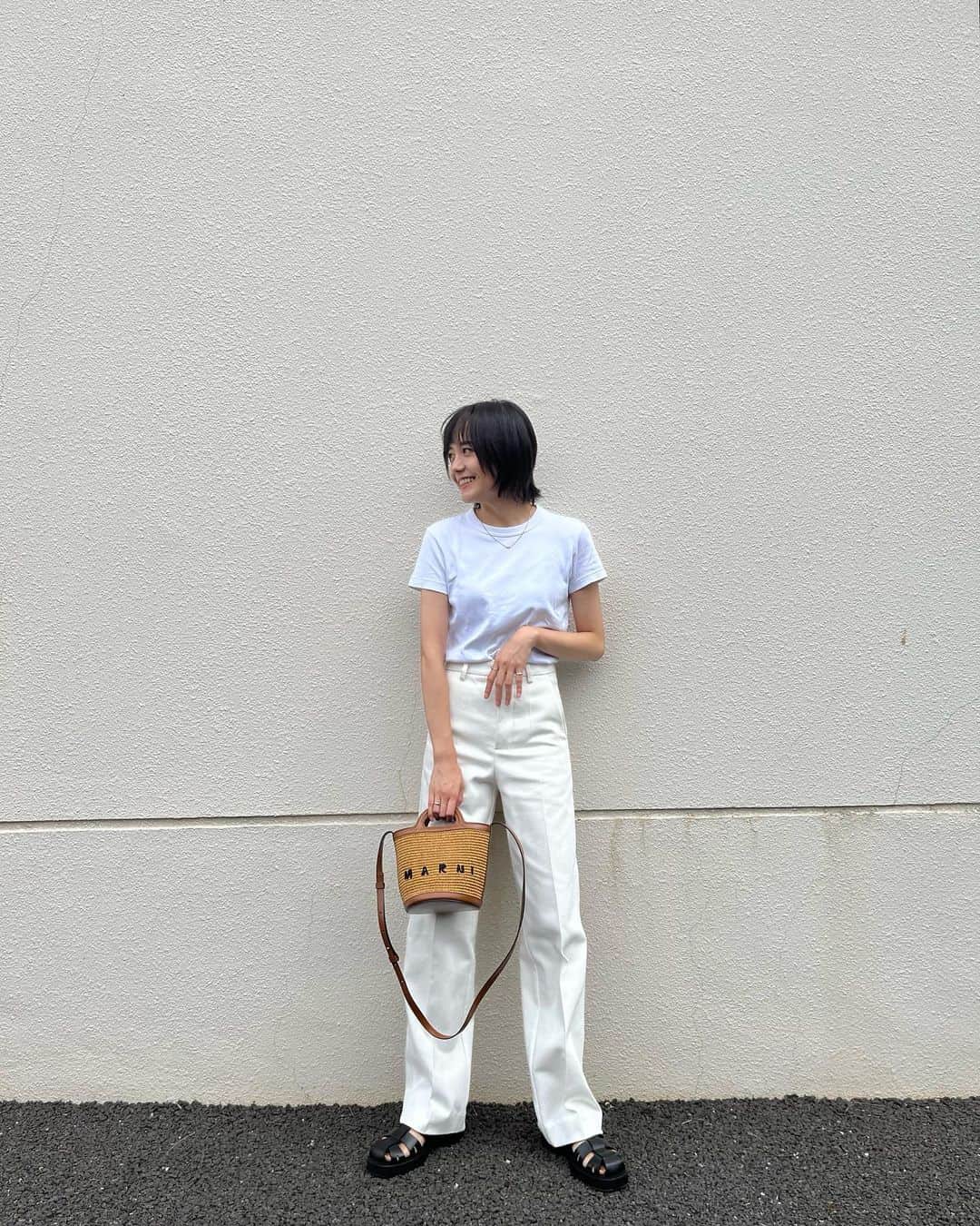 松井愛莉のインスタグラム：「まだまだ暑いね〜☀️  pants @amiparis  shoes @amiparis  bag @marni」