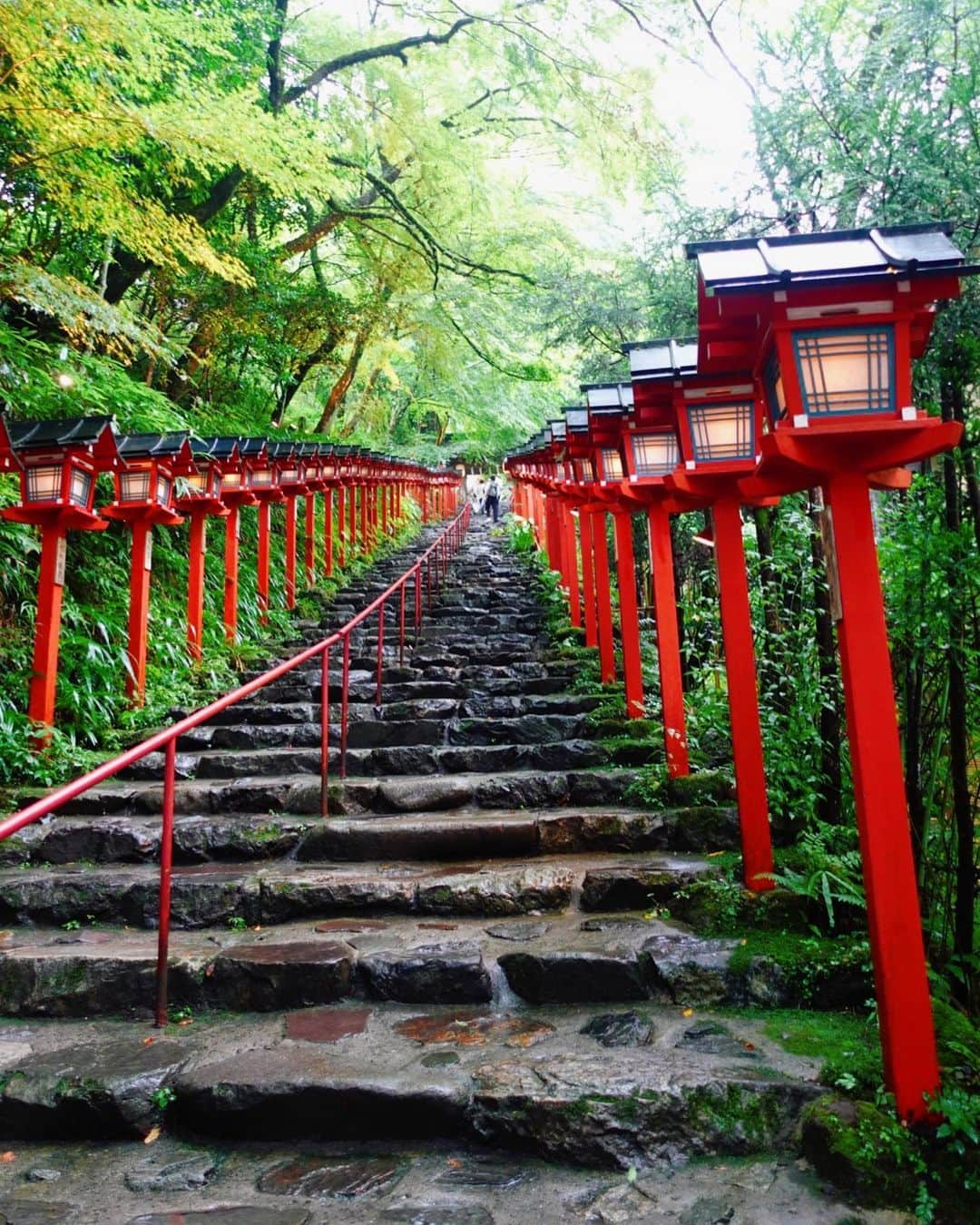 一双麻希 のインスタグラム：「京都 #貴船神社  鞍馬寺本殿から1時間ほど山道を歩いて、貴船神社へ。 貴船神社には4,5年前初めて行って、すごく好きだと思ったけど ハイキングして楽しめるコースがあるなんて😌⛰️  やっぱり絵になるなぁ。⛩️ 貴船神社の奥宮は、(4,5枚目) 鳥居をくぐった瞬間、空気が変わるのを感じ 本当に『気』ってあるんだなぁと。。 (きっと行ったことある人はわかるはず👀)  鞍馬の入口▶︎貴船の奥宮までじっくり巡りながら 合計4時間弱歩き、かなり疲れましたが😂 でも心は癒され、パワー吸収できました。✨  #京都 #京都観光 #京都のお寺 #鞍馬寺 #鞍馬山 #貴船 #鞍馬 #京都旅行 #寺巡り #神社巡り #パワースポット #神社好き #京都旅 #旅好き女子 #旅好きな人と繋がりたい #旅好き #国内旅行 #京都散策 #自然が好き #登山初心者 #山ガール #山好き #山好きな人と繋がりたい #kyototemple #japanview #kyoto #kyotojapan #kyototrip #kyototravel」