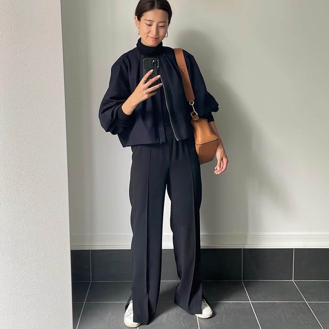 Hiromi Ｍaedaのインスタグラム：「エアツイードブルゾン navyコーデ♡♡ 秋冬〜春先まで役立ってくれる一着🍂  私はスカートに合わせて11月の七五三でどっちの色を着るか永遠に悩み中..🫠💭💙🖤  outer @frey__jp #frey_jp pants @zara #zara bag @loewe #loewe」