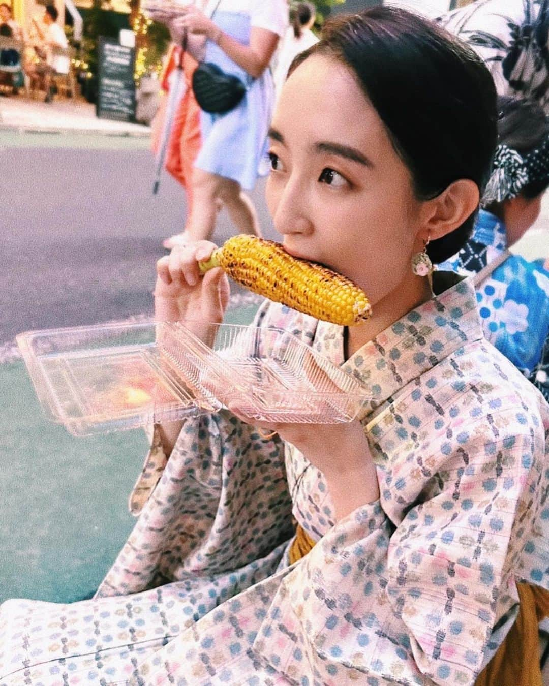 辻祐香さんのインスタグラム写真 - (辻祐香Instagram)「. ひたすら食べて  ひたすら飲んだ辻の夏。  なんやかや、浴衣を着て夏らしい事たくさんさせてもろてました。  来週18日に日本舞踊公演「祐雅乃會」があることもあり、最近ずっと着物を着ているので、もはや着物が私服なのかなと錯覚する日々。  暑そうに見えて意外と浴衣は涼しいのです🎐 布一枚なのでね^ ^  もっとお着物を身近に感じられる生活を送りたいのだけれど、やっぱりお着物のルールが複雑すぎて着るのを躊躇ってしまうこともしばしば。笑  季節の変わり目は特に厄介。 ピシッと着ないとだらしないと思われてしまうし。  けど昔の映画なんか見てると着崩れてるシーンもたくさんあって。  ちょっと買い物に出かけるシーンなんか帯とか斜めになってるもんね。襟元なんてだれーんですよ(わざと)。  普段着をそんなピシッと着て生活してないからね。  こんな感じでちゃちゃっと着て、なんかもっとこうふらふらっと散歩しやすい感じになったらいいのになあ。  なーんて。  風情あるのよね〜  ちなみに着ている浴衣は二着とも頂きもの👘  . . .  #着物のある生活  #着物のある暮らし  #着物のある風景  #着物の魅力を伝えたい  #kimonolife」9月12日 20時59分 - kanon_tsuji0819