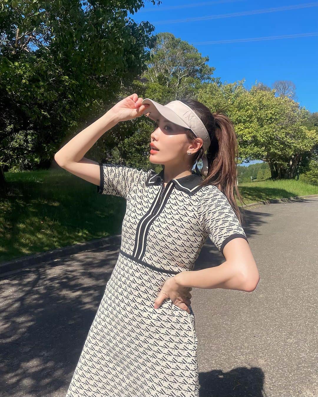 のインスタグラム：「今日は久しぶりにじめじめアツアツゴルフでひーひー言いながら⛳️ でも @lenan_golf のコラボウェアは相変わらず愛用中♡  もう残りもSサイズが残りわずかです🥲 私は158cmでSサイズ着用してるよ🐜 秋までたっぷり着られるウェアなので、長く愛用できるのもおすすめポイント💕  サイズ感気になってる方は❣️ 今週末の9/17〜24に新宿ルミネエストの1階でポップアップしてるので 是非店舗でアイテムに触れてみてくださいな♡  今日も激うまゴルフを見せてくれたまなえ師匠　@manae_violet は 3ヶ月ぶりなゴルフなのに80台で回るし、バーディーとってた・・  #lenan#ルナン#ゴルフウェア#レディースゴルフウェア#ゴルフ女子#ゴルフ初心者 #ゴルフコーデ#夏ゴルフ#韓国ゴルフ #韓国ゴルフウェア」