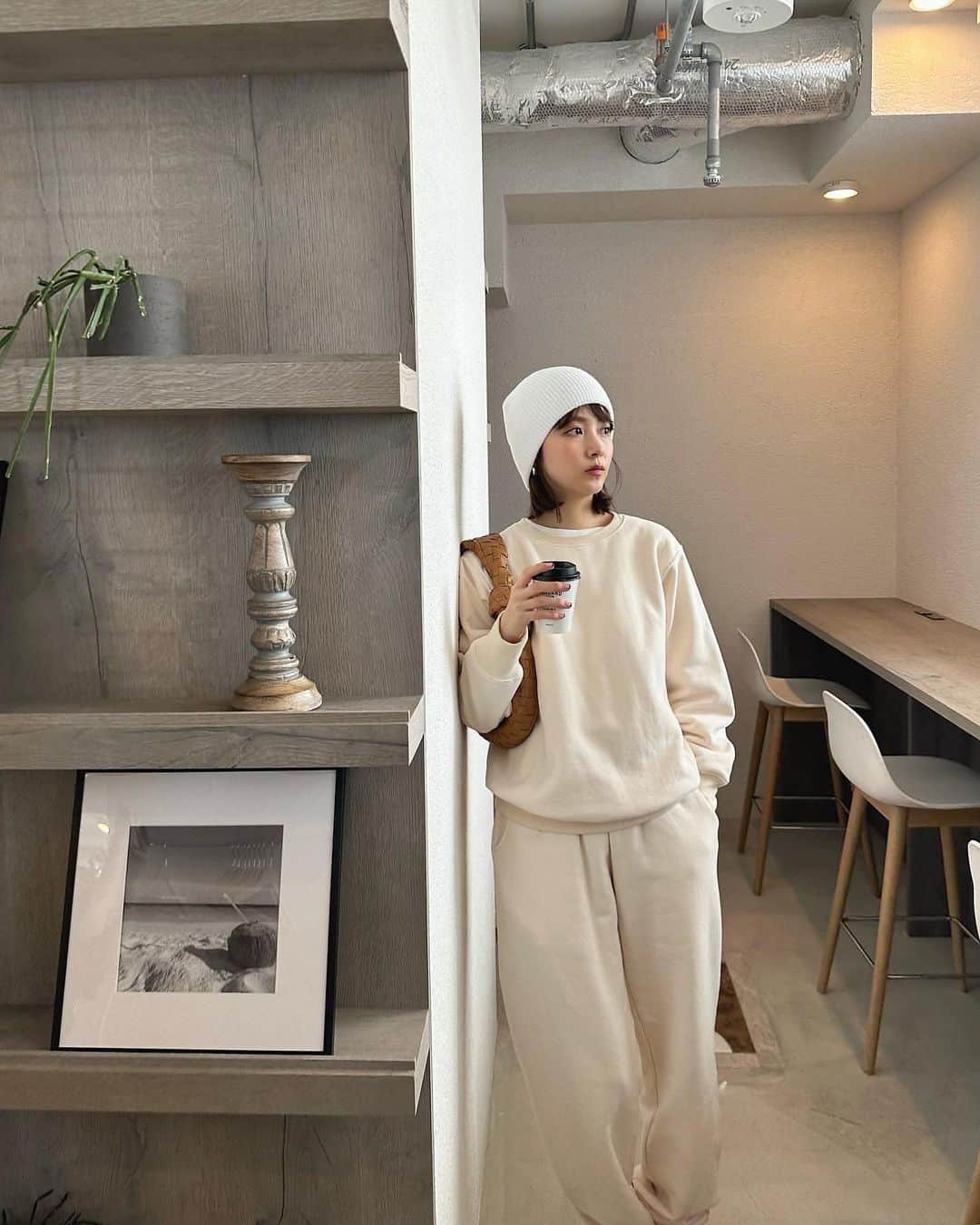 佐藤優津季のインスタグラム：「． 私が本当に欲しい・本当に着たいスウェットのセットアップとニット帽を @katrin_tokyo さんとコラボで作りました🤝 Katrinさんは154cm以下の小柄向けさんブランド @cara_tokyo があり、今回はそちらからもサイズ違いを販売致します！ 『中々、似合うモノが…😭』とよく相談を頂いていたので、 是非！多くの方にお手に取って頂けたら嬉しいです🥹🤎  『何を作りたいですか☺️？』の打ち合わせから始まり、 本当に一から私が着たいモノを作りました。 カラー、サイズ、生地感、紐の色、リブの締まり具合etc. 何度も何度も修正を重ね… 自信を持って皆さんにお届け出来るモノが完成しました😭🙌🏻  スウェットは、着たいイメージに合わせクルーネックとフーディーをカラー毎に分けて作りました🎨 （偏りがあるのはそういう事です🤣💦） パンツは全色です😉✨ ・アイボリー（フーディー、クルーネック） ・ピンク（フーディー） ・水色（フーディー） ・グレー（フーディー） ・パープル（クルーネック）の5色✨  ニット帽は、網み目とカタチに拘り誰でも挑戦しやすい帽子にしました🎨 ・白 ・淡いピンク ・レモンイエロー ・黒 ・レモンイエローの4色✨  💲価格 クルーネック¥9,480 フーディー¥10,980 スウェットパンツ¥9,980 ニット帽¥6,480  発売開始は、【10/1（日）21:00~】です🍷✨  カラーやサイズ感にお悩みの方、発売前にYouTubeも公開しますのでそちらを是非😆🤎 【9/19(火)21:00】に、メイキング動画🎬 【10/1 (日) 20:30】発売日当日に、今回のアイテムでの秋冬LOOK BOOK👚✨  はああ！やっと言えた😭！ 今回、初めての洋服作りが出来たのは皆さんのおかげです。 本当に本当にいつもありがとうございます🥹  P.S.本当に可愛いく出来たので秋冬服準備で探していた方々、もう少し待っててくださいね🥹😂🤎」