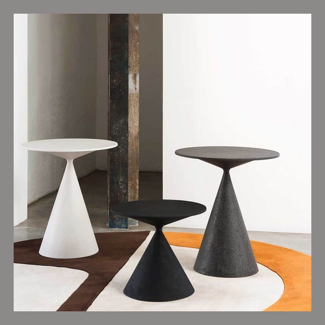 Cassina ixc. (カッシーナ・イクスシー) のインスタグラム：「ピュアで洗練されたエレガンスをまとうテーブル＜CLAY（クレイ）＞は2015年の発表以来、 Iconic Design Awardをはじめ数々のデザイン賞を受賞しています。コレクションの一つであるサイドテーブル＜CALY MINI（クレイ・ミニ）＞は、デザインのユニークさはそのままに、どのようなスタイルのコーディネートにも馴染む汎用性で選ばれています。 . #cassinaixc #desalto #design #interior #lifestyle #カッシーナイクスシー #インテリア #インテリアコーディネート #インテリアショップ #家具 #家具コーディネート #デザイン #ライフスタイル」