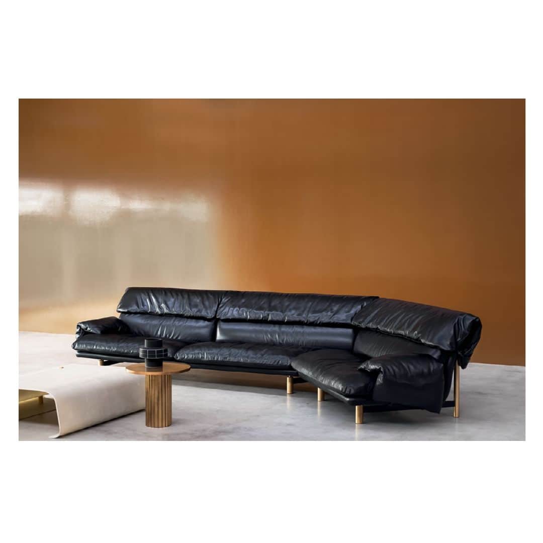 Baxterのインスタグラム：「JO sofa, a desire for spontaneity.  Modular, versatile and comfortable, this sofa designed by @dragaandaurel that recalls the iconic lines and materials of the 70s.  DUNE small table, play and experimentation.  The material transforms into shape in the coffee table and bookcase that come to life from a sinuous and soft sign, given by the movement in space of a single fiberglass ribbon. Design by @dragaandaurel   📷 @andreaferraristudio   #baxtermadeinitaly #moodbook2023 #leather #design #interiordesign #madeinitaly #milan #italy #luxury #interior #collection2023 #newcollection」