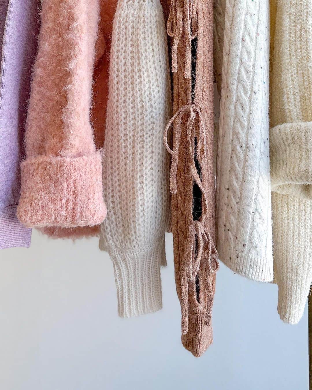 w closetのインスタグラム：「【knit collection】  "このニット欲しいと思ったら保存しておくと便利♪" _______________  ラメ混ハーフZIPプルオーバー ¥6,930 color : オフホワイト　ミント　モカ  カラーネップケーブル前リボンカーディガン ¥5,940 color : オフホワイト　エクリュ　サックス  カラーネップ袖リボンケーブル編みプルオーバー ¥5,940 color : ベージュ　グレー　ブラウン  モヘア混カーディガン ¥6,930 color : オフホワイト　イエロー　Dサックス  起毛Vネックカーディガン ¥6,490 color : オフホワイト　サックス　ラベンダー　オレンジ　ベージュ　グリーン  ビッグカラーショート丈カーディガン ¥5,940 color : オフホワイト　サックス　ピンク _______________  #wcloset#ダブルクローゼット#wclo_snap#トレンドアイテム#カラーコーディネート#レイヤード#秋ファッション#秋コーディネート#コーディネート#差し色コーデ#秋コーデ#カジュアルコーデ#カラーコーデ#トレンドコーデ#大人カジュアルコーデ#ニット#デニム#20代コーデ#ボリューム袖#ニットコーデ#ビックシルエット#カラーカーディガン#カーディガンコーデ #カーディガン#ベージュコーデ#オレンジコーデ#ケーブルニット#ニットワンピース#ニットワンピ#ホワイトコーデ」