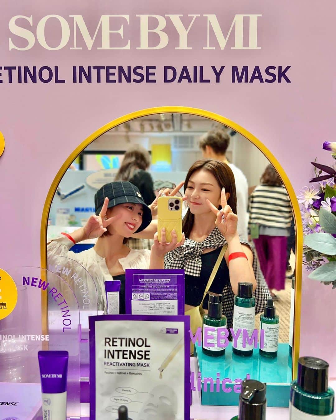 のインスタグラム：「.  ロフトコスメフェスティバル2023AW-1st-💄 今年で10年目らしく、初めて行きました‼︎  ブースの数の多さにびっくりだし、 どこのブースも新作の秋コスメが沢山出ていて 全部欲しくなった〜☺  ️ 個人的にはJul7meの商品はずっとネットで買ってて、香りを実際に試せたのが嬉しかった！  KNOLLのスタイリング剤はバームとかオイルとか色んな新作が出てたけど、中でもスタッフさん一押しだったのがジェル状のスタイリング剤で手に出したらオイルに変わるグロッシーフィニッシュ ジェリーオイル💡 オイルなのにサラッとしてて好きなテクスチャーだった♪  ちなみに、ロフトコスメフェスティバル2023AW-1st-は全国のロフトとネットストアで開催されているそうです✌️  . .  #ロフト展示会#ロフト#秋メイク #ロフトのコスフェス#ロフトコスメ#PR」