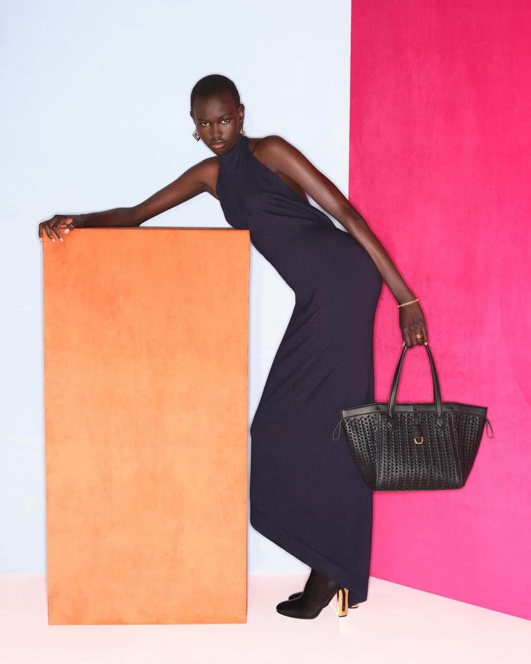 のインスタグラム：「Effortlessly transformable from a tote to a bucket silhouette, an iteration of the new #FendiOrigami bag is embellished with the Maison's Interlace craftsmanship.  Artistic Director of Couture and Womenswear: @mrkimjones  Artistic Director of Accessories and Menswear: @silviaventurinifendi  Artistic Director of Jewellery: @delfinadelettrez   Photography: @johnnydufort   Styling: @themelanieward Hair: @benjaminmullerhair  Makeup: @lynseyalexander   Casting: @shelleydurkancasting  Set Design: @maxbellhouse  Model: Rejoice Chuol」