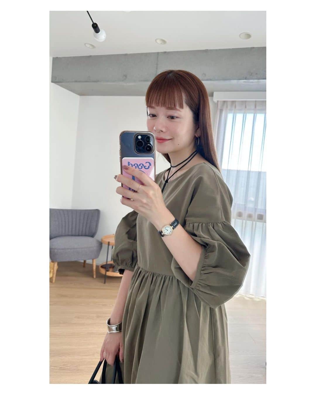 高山直子のインスタグラム：「#きょうのふく 中にシアートップスなどを重ねるレイヤードスタイルも一枚でさらっと秋の始まりにも着られる2wayワンピ。 前後逆に着られて胸元のカットが違うので雰囲気を変えて楽しめます☺️」