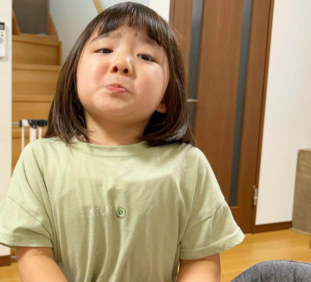 ゆうひなたのインスタグラム：「. . . 今日は元気もりもりひーちゃんの 6歳のお誕生日でした🤞🤍. . . 夜ご飯にパーティしてみんなでお祝い🥂 ライブ配信でたくさんの人から お祝いしてもらって、 ひなたは終わった後もずーっと 余韻に浸って幸せそうでした☺️💕. . . みんなたくさんありがとう！！！. . . あんなに小さくておてんばで わがままだった末っ子ひーちゃんが 気づけば立派な女子力高めの お姉ちゃんに、、！！！ はやいもんですほんと🥲🎊 いつも皆んなに笑顔をありがとう！ ママにいつもありがとうって 伝えてくれてありがとう！ 産まれてきてくれてありがとう！ 6歳もたくさんのこと経験して 一緒に成長していこうね🐼♩ ひーちゃんだいすきっ！😚. . . .」