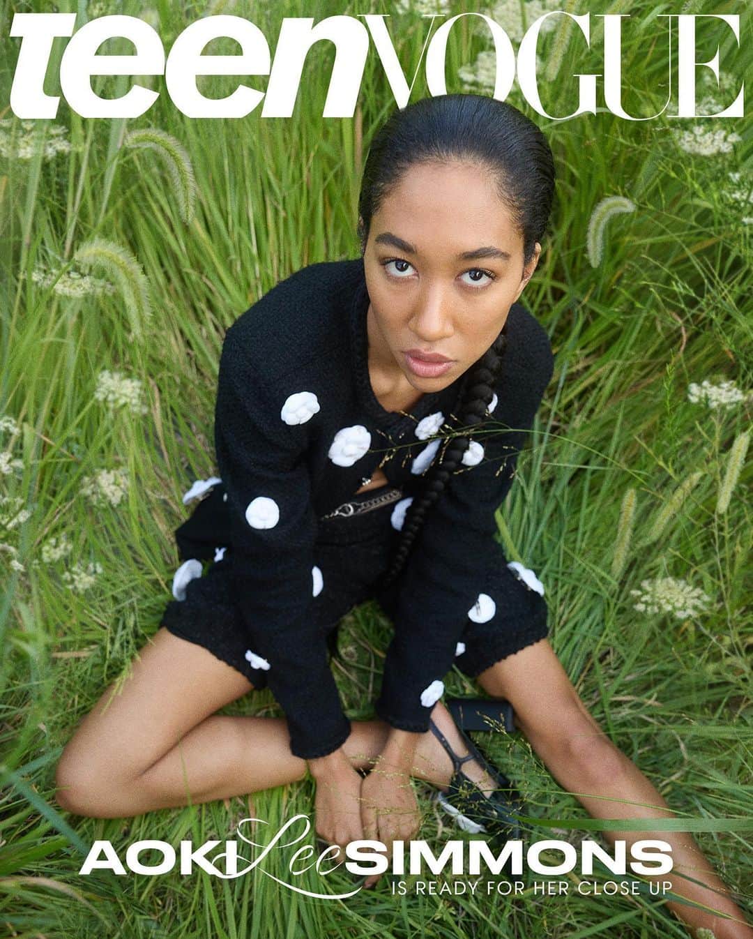 Teen Vogueのインスタグラム：「Introducing Teen Vogue's September cover star @aokileesimmons ✨ Fresh out of college, the Harvard grad isn’t a stranger to the public eye — she was on television in the early aughts, and has grown up the daughter of two very famous parents. But as she starts her own modeling career, she’s navigating the unique scenario of feeling like a normal young adult, but with the heavy scrutiny that comes with the spotlight.   As she figures out how to establish her own place in the world, Lee Simmons tells @shamirathefirst about balancing her Havard education with a burgeoning modeling career, how her mother @kimoraleesimmons has — and hasn’t — helped her in the industry, her relationship with her family and fallout with her dad, and her missteps on social media. Read the full story at the link in bio. 🔥  📸: @whighfield Photo Retouching: @msretoucher Sr. Fashion Editor & Stylist: @tchesmeni Tailor: @carol_ai_studio Hair: @jadisjolie Nails: @nailsbymamie Makeup: @akikoowada @ @thewallgroup for @glossier Producer: @chloesnowa Prop Stylist: @_selena.liu」