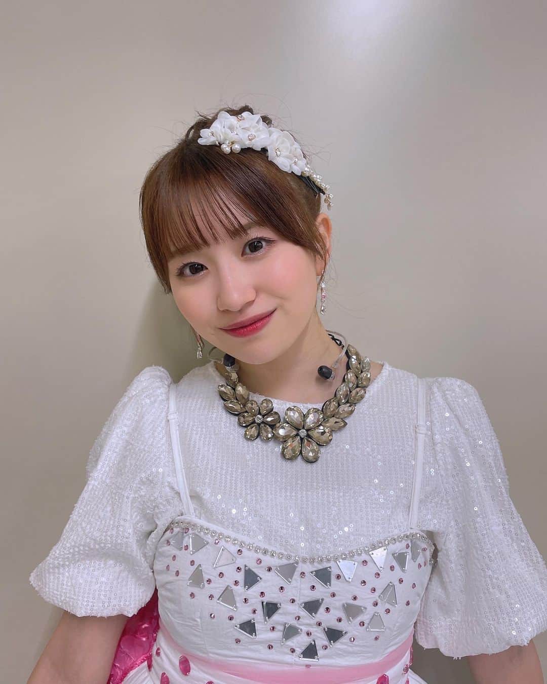 浅倉樹々さんのインスタグラム写真 - (浅倉樹々Instagram)「.  新衣装💍  真っ白のワンピースにピンクが！ 後ろの大きなリボン可愛いすぎます、、  @mikey_819 さん 素敵すぎる衣装をありがとうございます 💡  #髪型は #お団子に #どでしたか」9月12日 21時04分 - kiki_asakura.official
