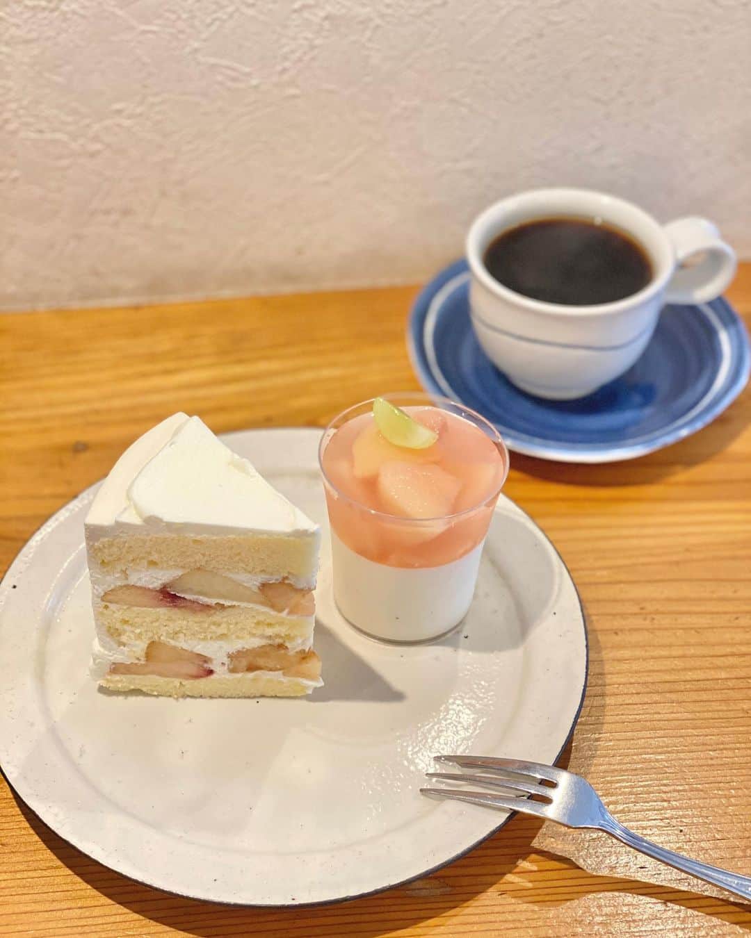 前川由希子さんのインスタグラム写真 - (前川由希子Instagram)「・ かぼちゃ家の桃🍑  しっとりフワッなスポンジ。 ホワホワでしつこくないクリーム。 あまーい桃。 そして、この断面の美しさ。 完璧♡  かぼちゃ家さんの桃ショートケーキと 桃のパンナコッタをセットで食べたくて、 朝9時からお取り置きをお願いしました📞 今年も食べられてよかった♡  @kabocha_ya  #カレーとケーキかぼちゃ家  #かぼちゃ家  #桃のショートケーキ  #桃のパンナコッタ  #福岡グルメ  #福岡スイーツ  #福岡桃活  #福岡桃スイーツ  #桃活2023」9月12日 21時06分 - maekawa.yukiko
