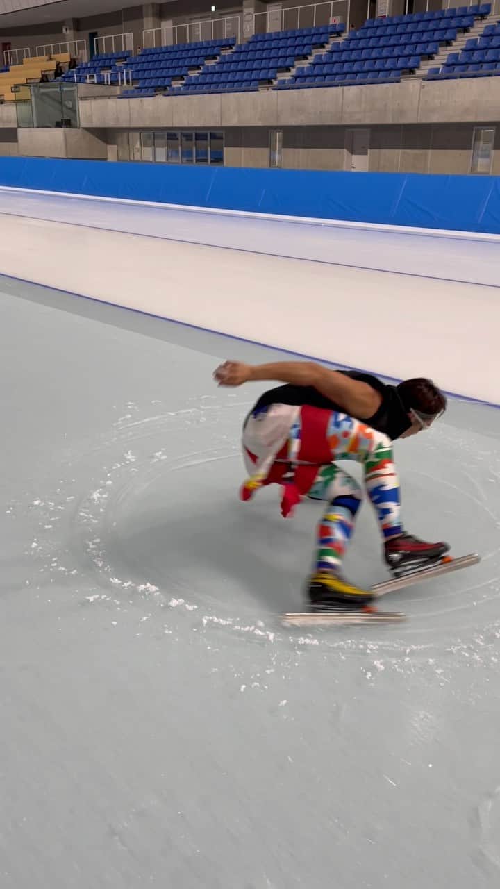 加藤条治のインスタグラム：「また回ってます  #speedskating #スピードスケート #ぐるぐる #jojikato」