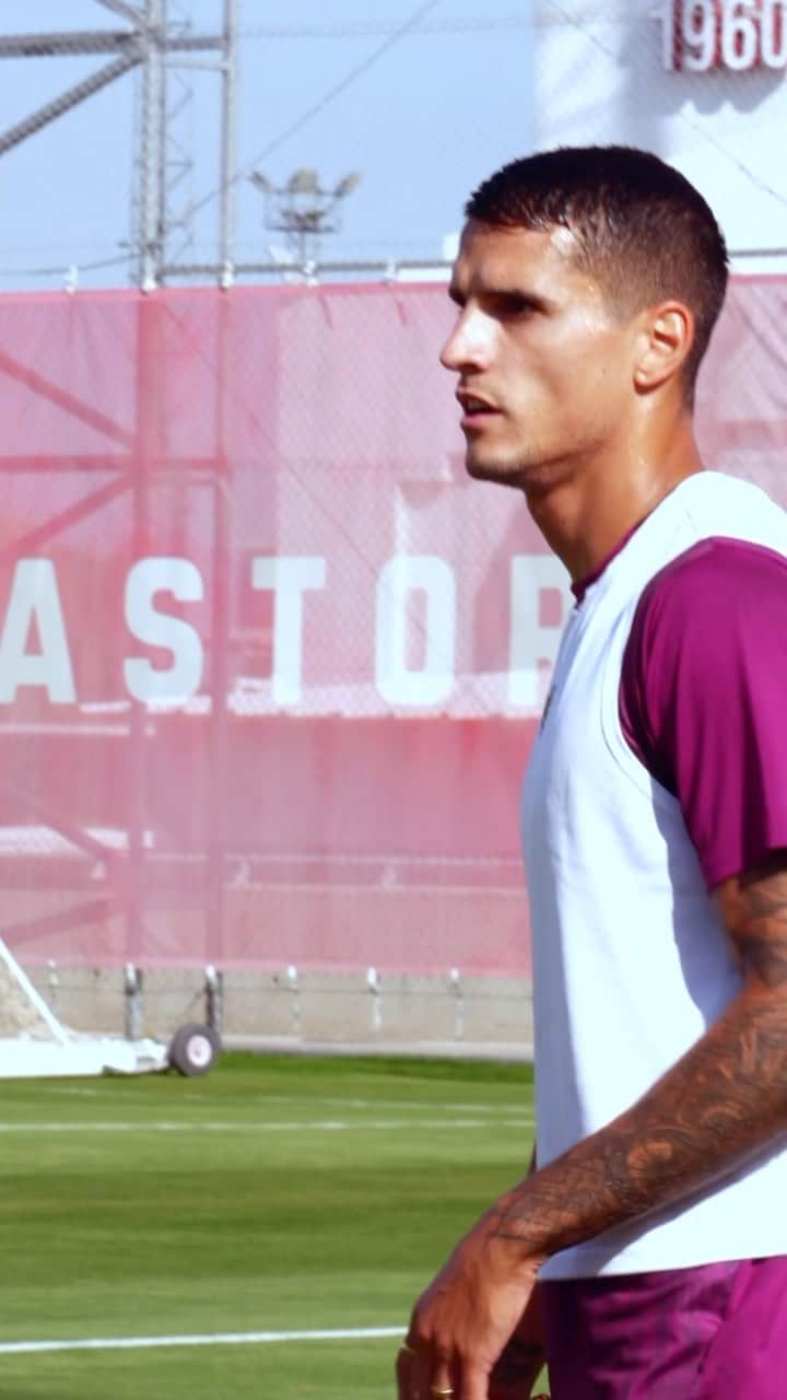セビージャFCのインスタグラム：「¡De vuelta al césped! 🌱⚽️   #WeareSevilla #NuncaTeRindas #Sevillafc」