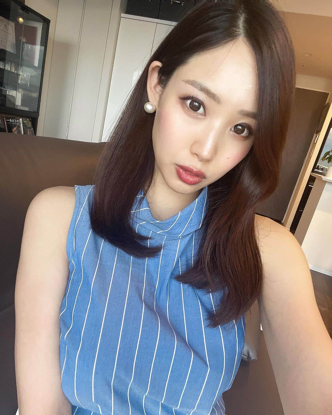 SAEKAのインスタグラム：「最近髪の毛ストレートにもハマってる💙💙  産後お家から一歩も出ない日も増えたけど お家でもメイクやお洋服楽しんで気分1人であげてます👍 お友達がお家に遊びに来てくれるのもかなり嬉しい☺️💓  家を掃除したりインテリア少し変えたり お花や植物のお世話楽しんで お家時間の過ごし方を模索中  ベビとのイチャイチャタイムが1番の癒し💓  #お家時間 #みんなはお家で何してますか？」