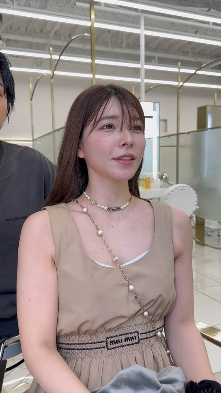 高橋英昇のインスタグラム：「結んだ時も可愛くなりたい方必見です❤︎ 顔周りは小顔に見えるように✂️ オーダーの際に保存してお使いください✨ ˗˗˗˗˗˗˗˗˗˗˗˗˗˗˗˗˗˗˗˗˗˗˗˗˗˗˗˗˗˗˗˗˗˗˗˗˗˗ ⁡ ◌ @eisho_coa  ⁡ 前髪顔周りのどんな悩みも 是非ご相談下さい✨ ⁡ ☑︎流し前髪だけど要望と違う ☑︎前髪顔周りを切られすぎる ☑︎顔周りがなくて困っている ☑︎前髪が巻きづらく上手くいかない ☑︎変な毛がいつも前髪に出てくる ☑︎扱いづらくて困っている ☑︎おでこが狭くて悩んでいる ⁡ などなど 少しでも気になることは全てお聞かせ下さい✨ メモ持ってきても大丈夫です📝 ⁡ ˗˗˗˗˗˗˗˗˗˗˗˗˗˗˗˗˗˗˗˗˗˗˗˗˗˗˗˗˗˗˗˗˗˗˗˗˗˗ ⁡ ⁡ ◌ 料金 ◌ ・カット ¥8800 ・カット 𓂃 トリートメント ¥12100 ・カット 𓂃 カラー ¥17600 ・カット 𓂃 カラー 𓂃 トリートメント ¥22000 ⁡ ※初回のみ指名料+¥3300かかります。 2回目以降は指名料無料です。 ⁡ ⁡ 𓂃 よくあるご質問 𓂃 ⁡ ⁡ Q . 予約はどうしたらいいですか？ ⁡ ✎ プロフィールのURLからお待ちしております✨ ⁡ ⁡ Q . 場所はどちらですか？ ⁡ ✎ 東京都中央区銀座6-13-9 GIRAC GINZA 7F 【銀座駅5分、東銀座駅から徒歩3分】 ⁡ ⁡ Q . 投稿に可愛い子しか載っていないですが、 私が行っても大丈夫ですか？ ⁡ ✎もちろん大丈夫です。 僕のお客様は【3歳〜74歳】の 子連れ様から老若男女幅広いの方が ご来店してくださっております。 女性は必ず可愛くします！ 実は男性のカットも得意です。 最近ご紹介もかなり多いです✨ ⁡ Q . どんな美容師？ ⁡ ✎ お話するのが好きです✨ ただ施術中は技術に没頭する時があり その時はあまり話さなくなります✂︎ ⁡ Q . カウンセリングはしっかりしてもらえますか？ ⁡ ✎もちろんです！ 前髪顔周りの生え際、癖毛、割れめ、こめかみ、 頬骨、えら、丸顔、面長、りんかく などのお悩みもしっかりカウンセリングさせて頂いてから 施術に入らせて頂きますのでご安心ください✨ ⁡ ⁡ カットは【前髪】【ロングレイヤー】 が好きですが、 ミディアム、ボブ、ショート、 メンズカットも好きです。 巻きも得意なので、 知りたい方はなんでもお伝えします✨ ⁡ カラーはブリーチなしのワンカラーで 【艶感】【透明感】【くすみ感】が出るように 300種類以上の中から 独自の配合で調合しております。 ⁡ ストレートはダメージを最小限で抑えられるように かなりこだわっています！ 微アルカリ〜弱酸領域の範囲で施術するので 基本的に【ヘアカラー】と同時施術が可能です✨ ⁡ トリートメントはできるだけ長持ちできるように 【手触り】【質感】にこだわっています！ あとはアウトバスのヘアケアも重要なので 興味ある方はしっかり説明しています✨ ⁡ パーマは最近持ちの良いデジタルパーマが好きです。 熱処理する事で普通のパーマより持ちが良くなります。 僕の使う薬剤は基本的にダメージを最小限でかけるので コテを使って巻いても大丈夫です。 巻かなくても普段のスタイリングはかなり楽になります✨ ⁡ #銀座　#千葉　#前髪カット　#顔周りカット　#小顔カット　#おくれ毛カット　#顔周り　#前髪　#シースルーバング　#かきあげ前髪　#小顔に見える顔周り #小顔カット #似合わせカット　#おくれ毛　#前髪顔周り似合わせ」