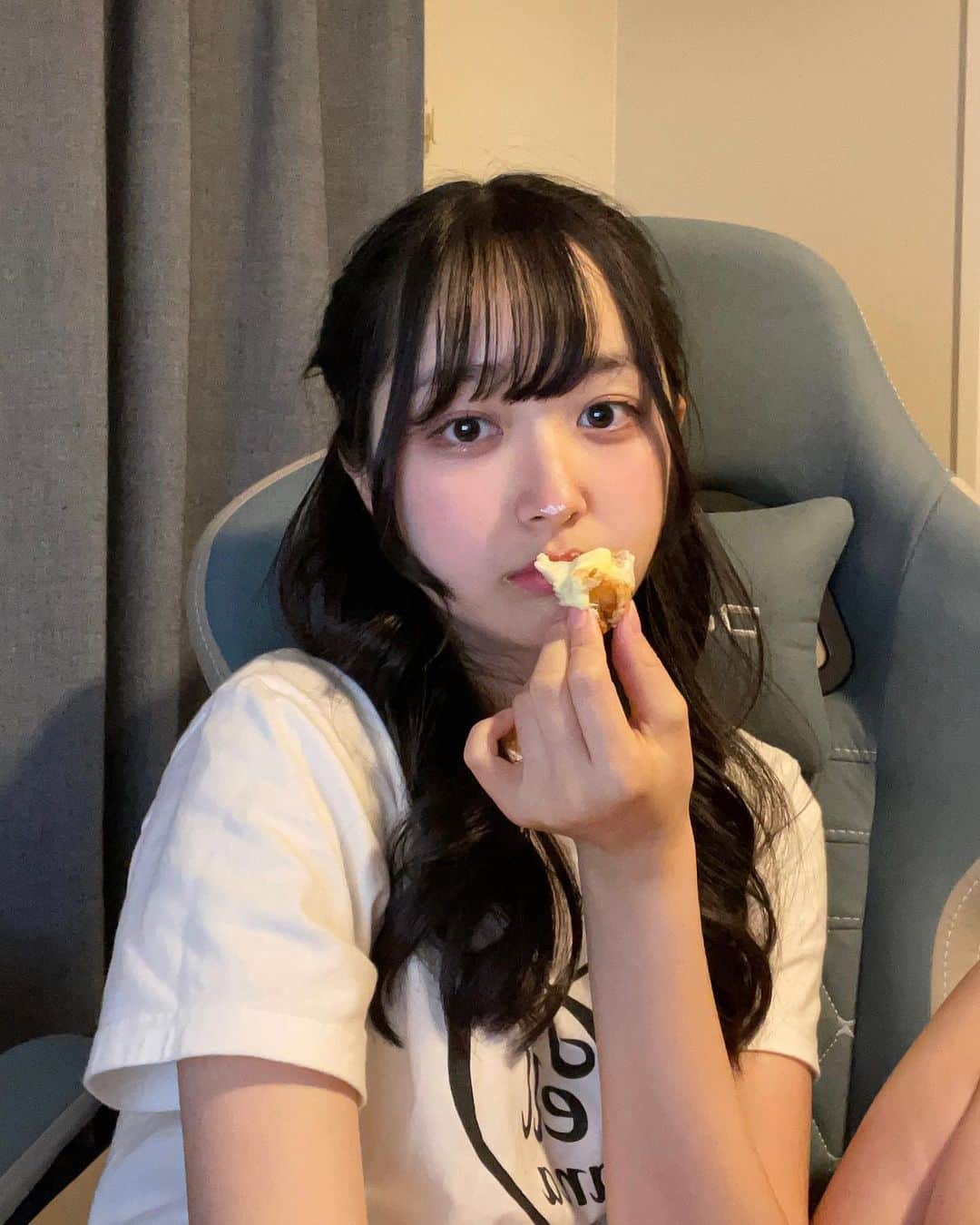 高木凜汐のインスタグラム：「ラフな格好も好きだよね？     シュークリームおいちかったです。    #jk  #ゆるコーデ  #あざとくて何が悪いの」