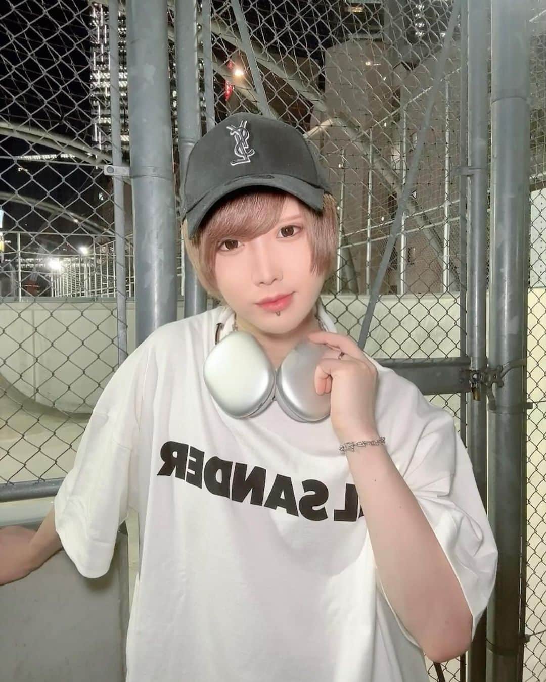 はてにゃんのインスタグラム：「🖤🎧⛓️  Tops: @jilsander  Cap: @ysl」